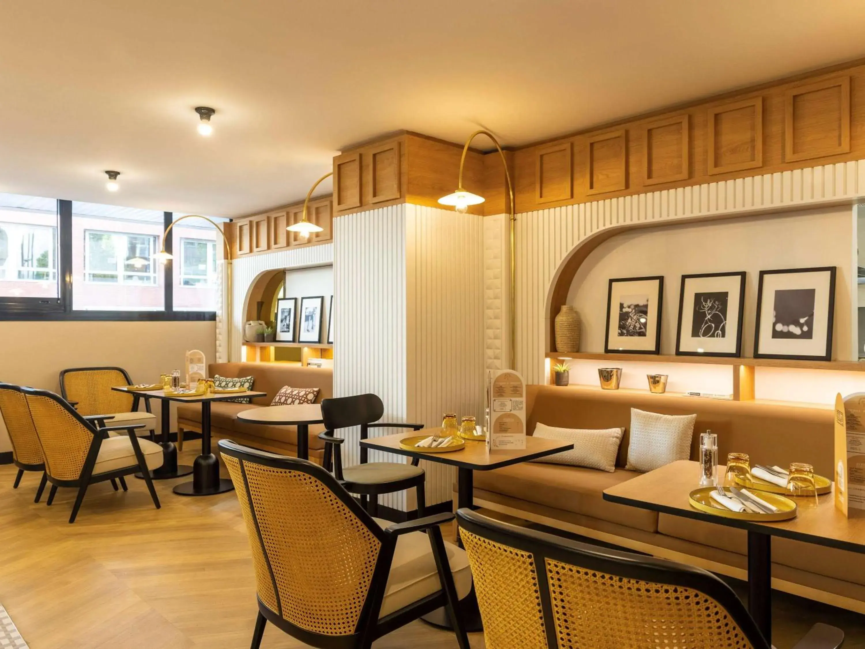 Restaurant/Places to Eat in Novotel Paris Suresnes Longchamp