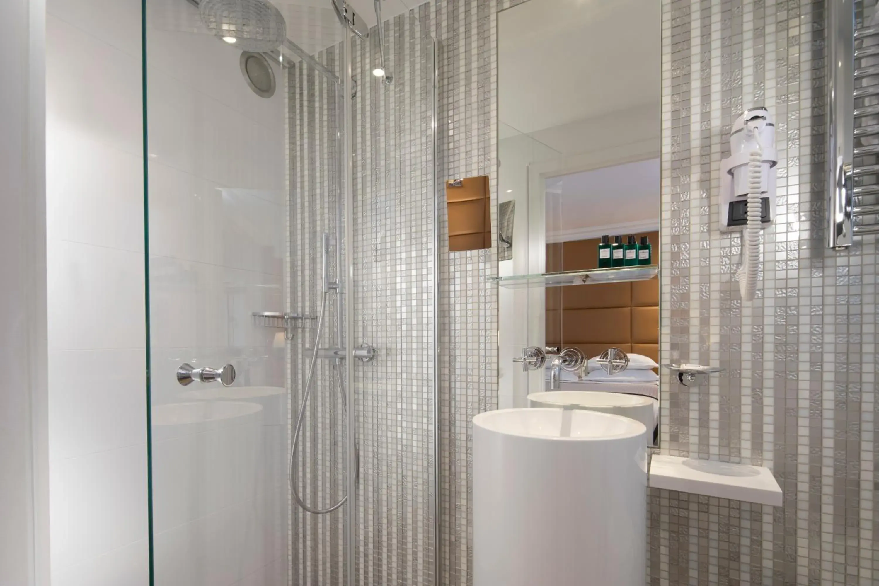 Shower, Bathroom in Hotel R De Paris - Boutique Hotel