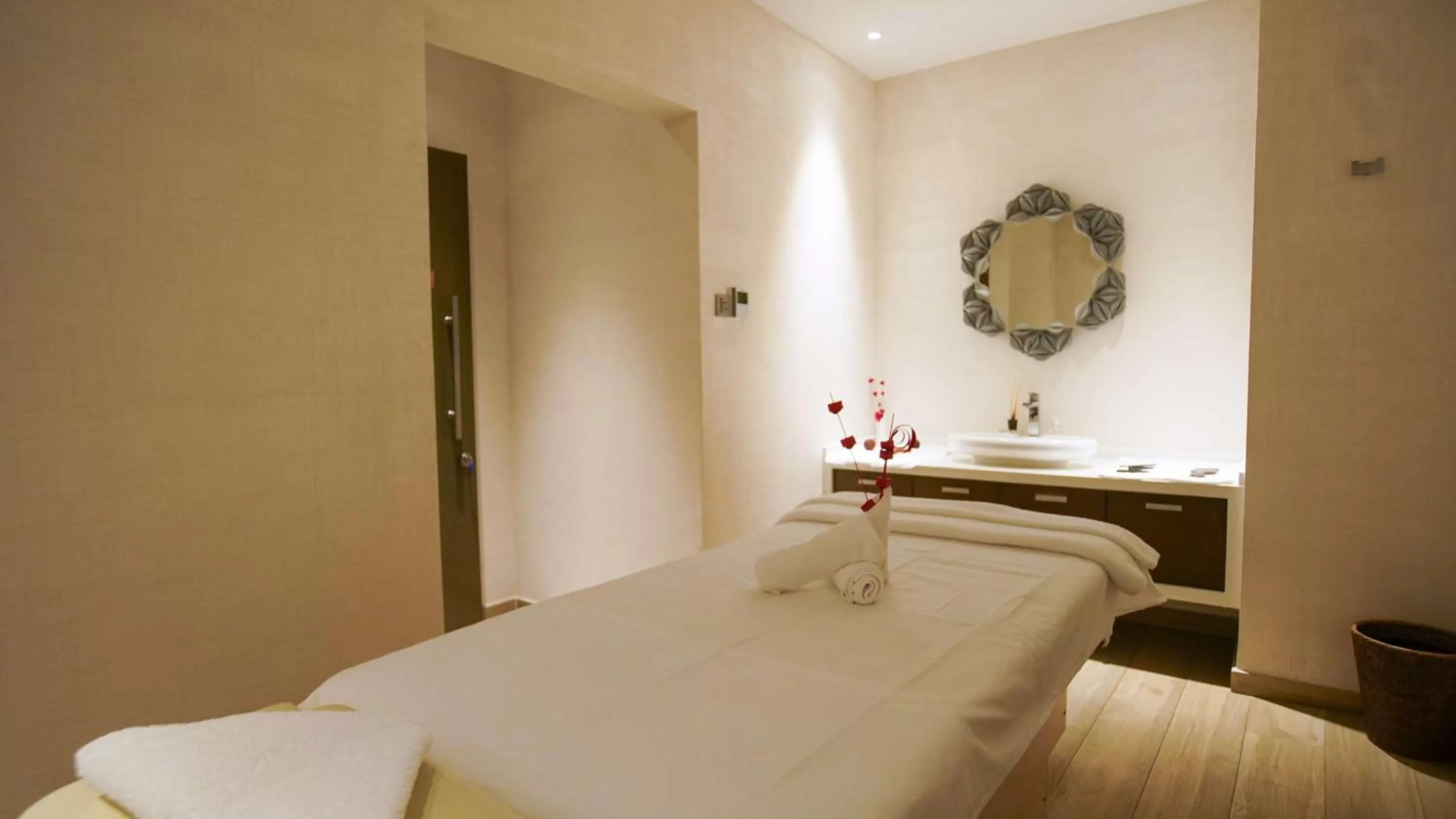 Spa and wellness centre/facilities, Bed in Radisson Blu Hotel & Residence Nairobi Arboretum