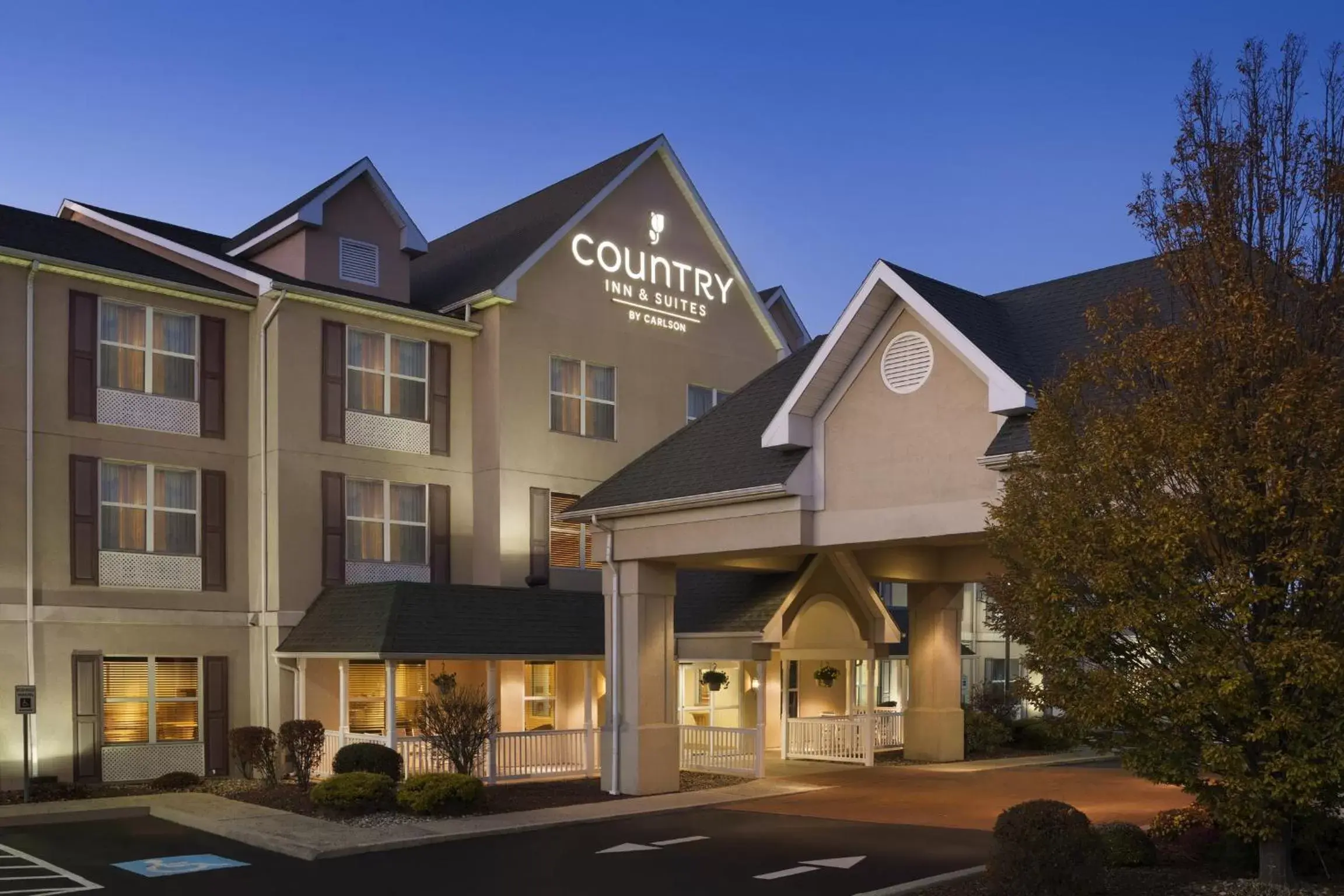 Facade/entrance, Property Building in Country Inn & Suites by Radisson, Frackville (Pottsville), PA