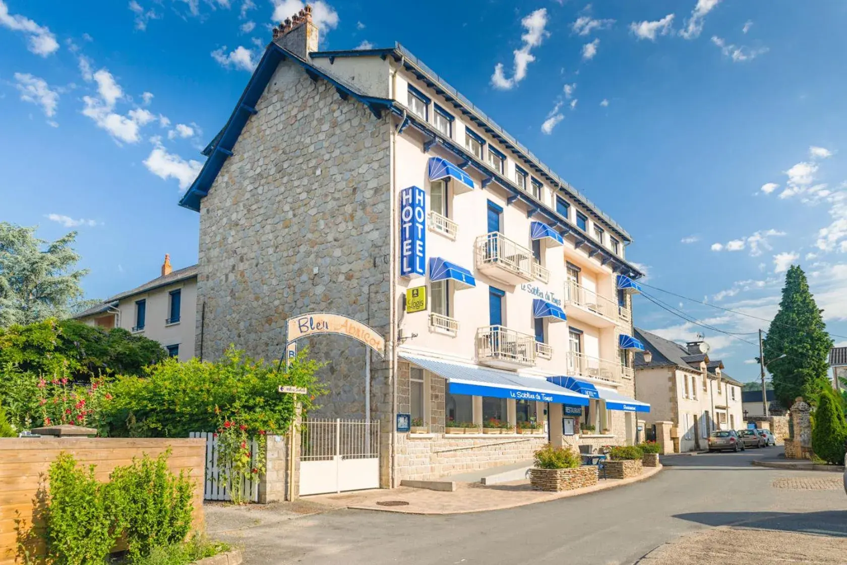 Facade/entrance, Property Building in Logis Hotel Le Sablier du Temps