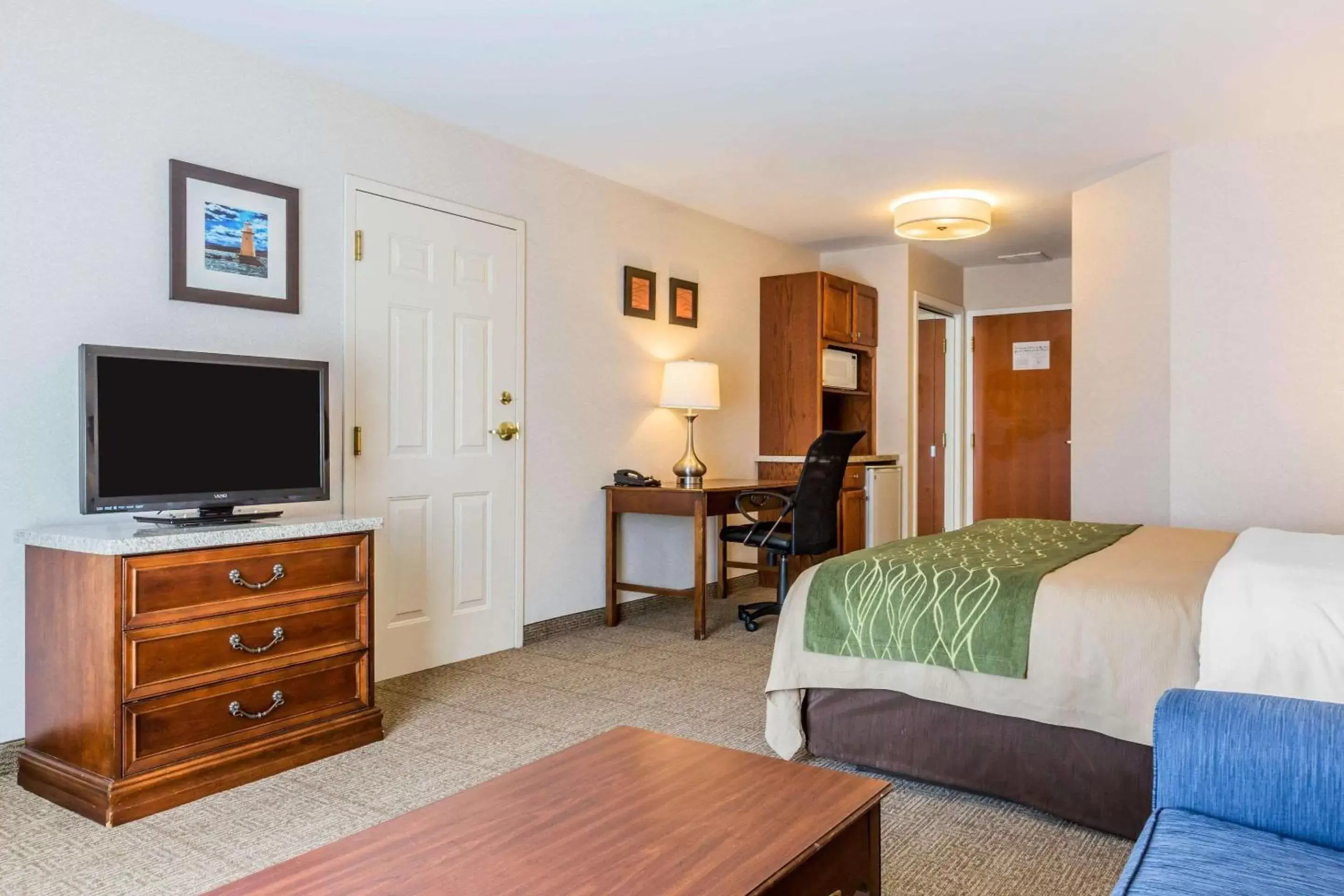 Photo of the whole room, Bed in Comfort Inn & Suites South Burlington