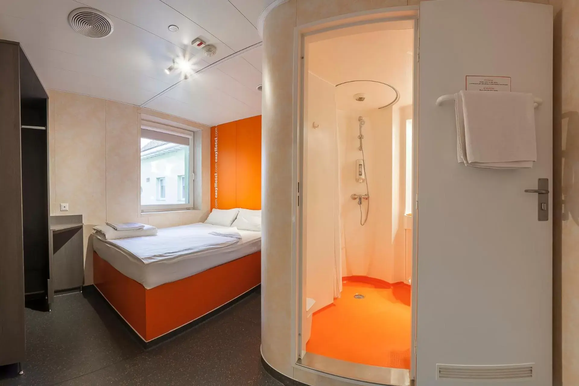 Bathroom, Bed in easyHotel Budapest Oktogon