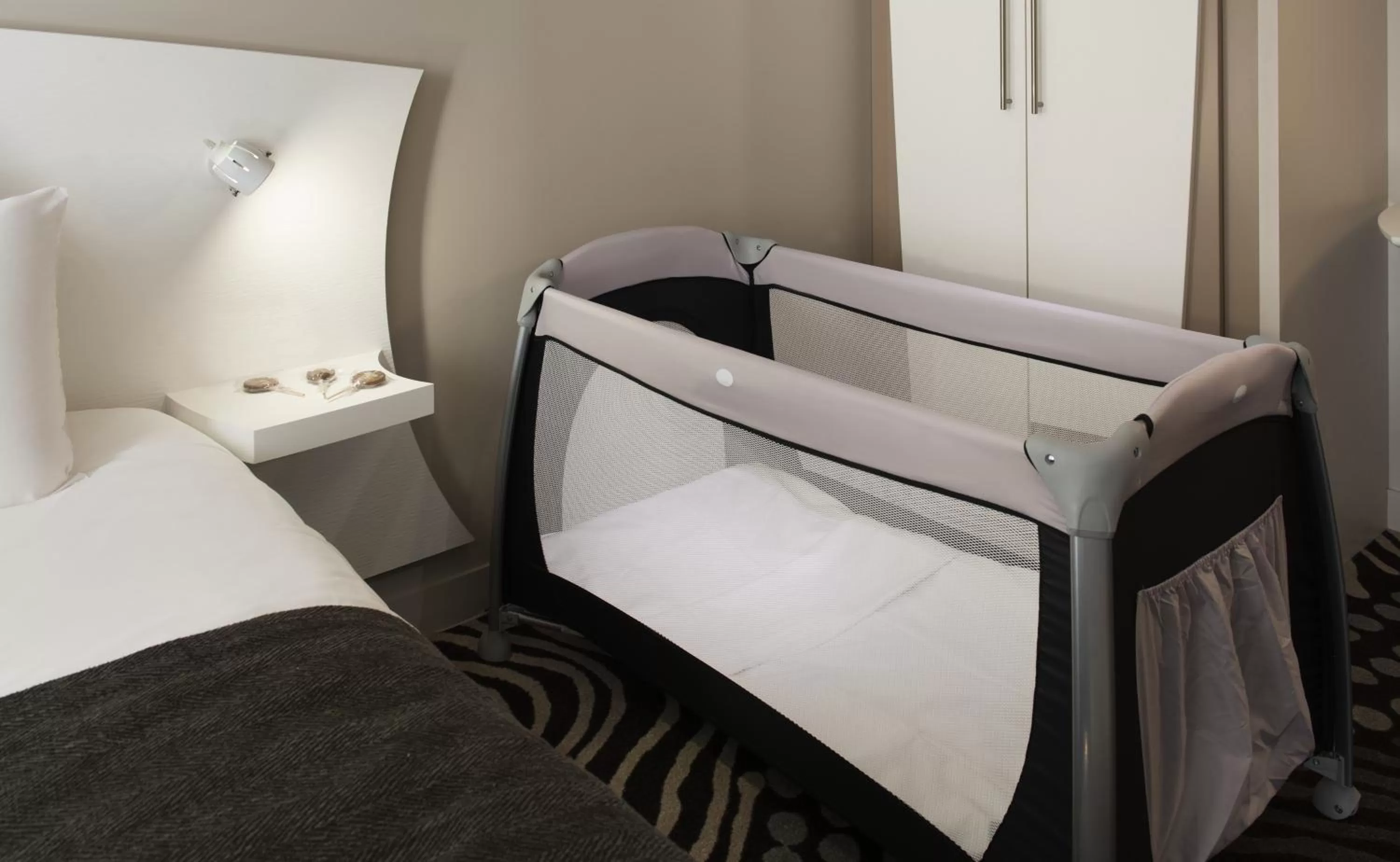 Bed in Mercure Paris Levallois