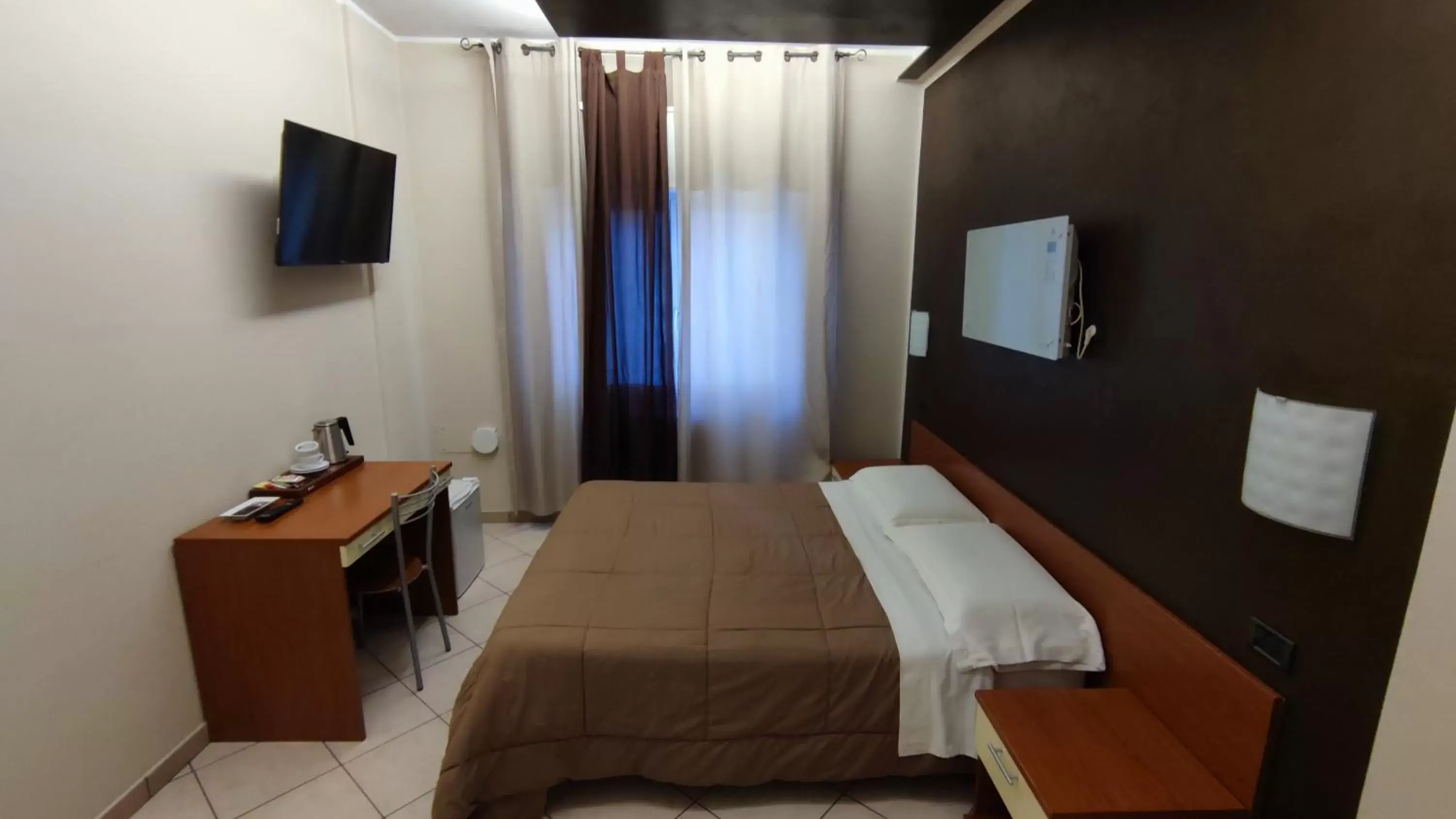 Bedroom, Bed in Hotel Emiliana