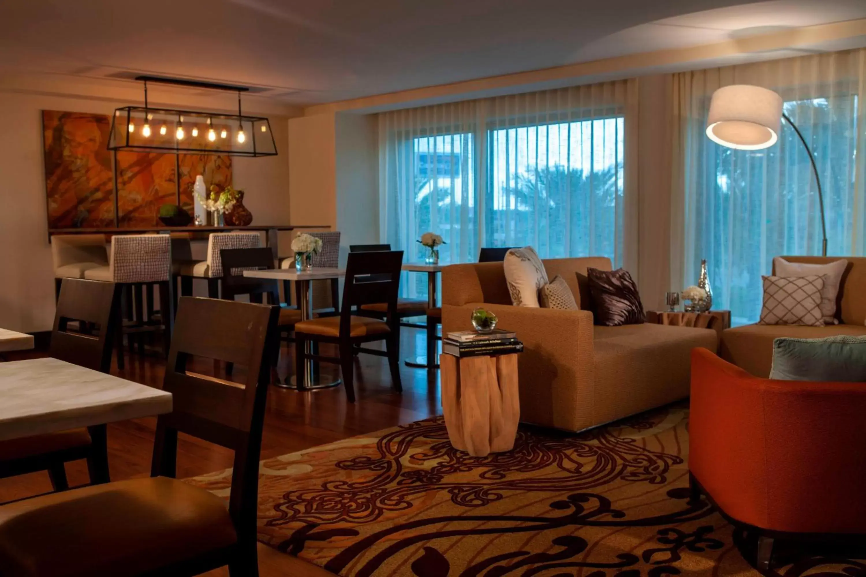 Lounge or bar in Renaissance Baton Rouge Hotel