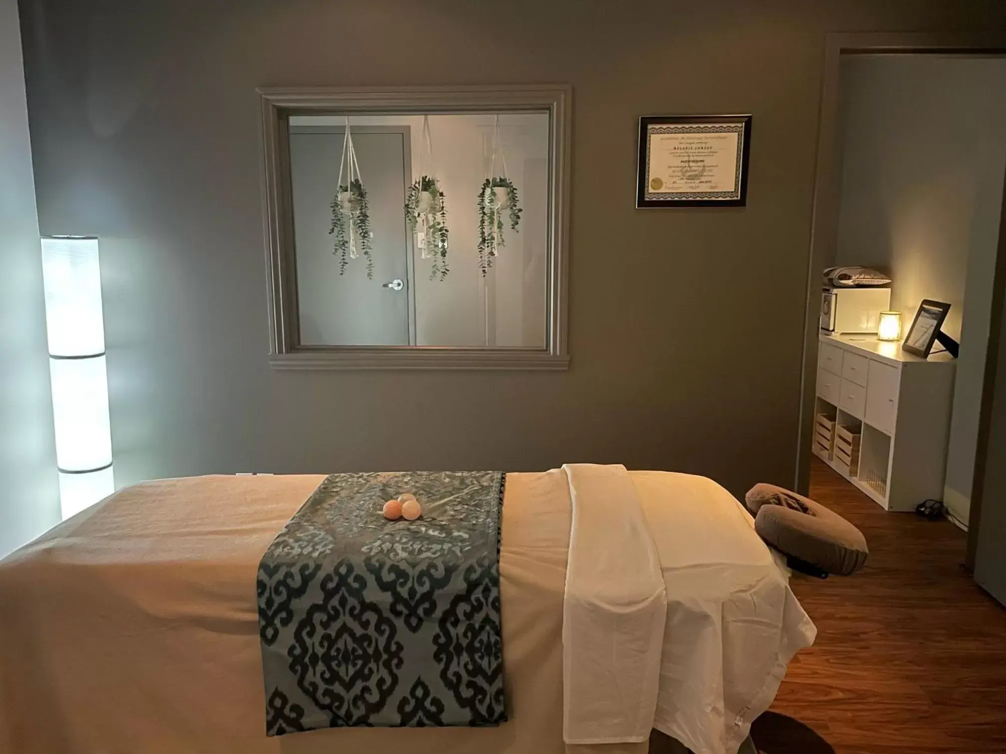 Massage, Bed in Hotel & Suites Le Dauphin Drummondville