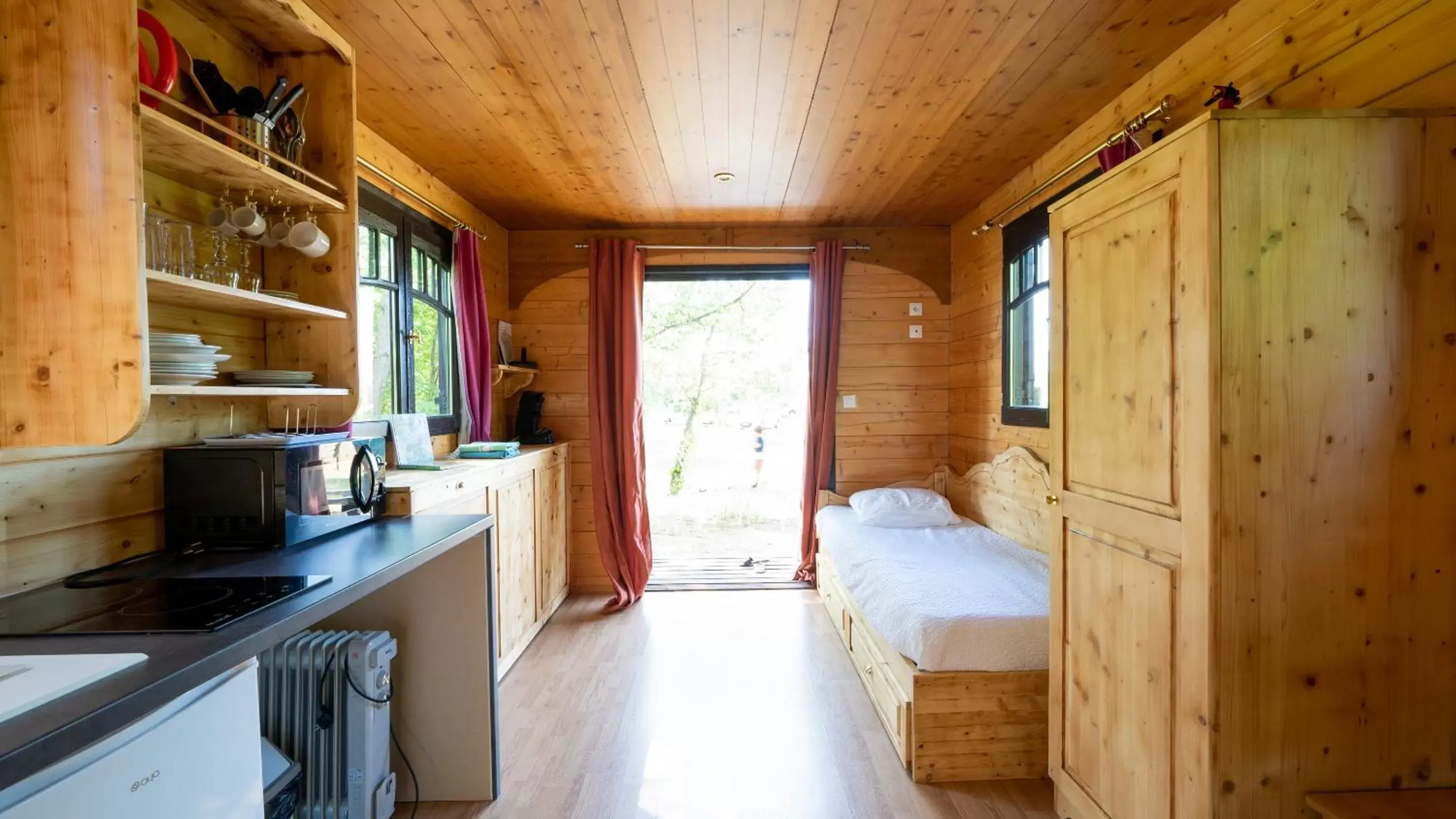 Photo of the whole room, Kitchen/Kitchenette in Le Village de la Champagne - Slowmoov