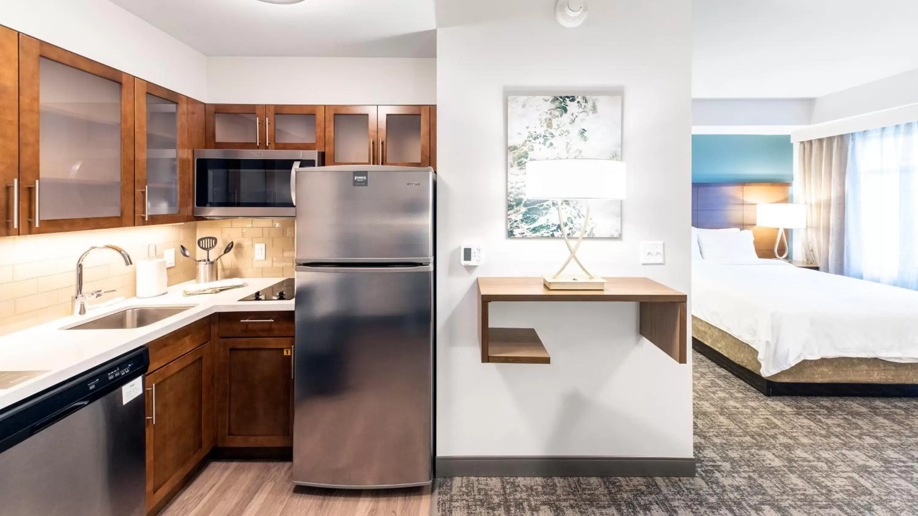 Kitchen or kitchenette, Bed in Staybridge Suites - Naples - Marco Island by IHG Kitchen or kitchenette, Bed in Staybridge Suites - Naples - Marco Island by IHG