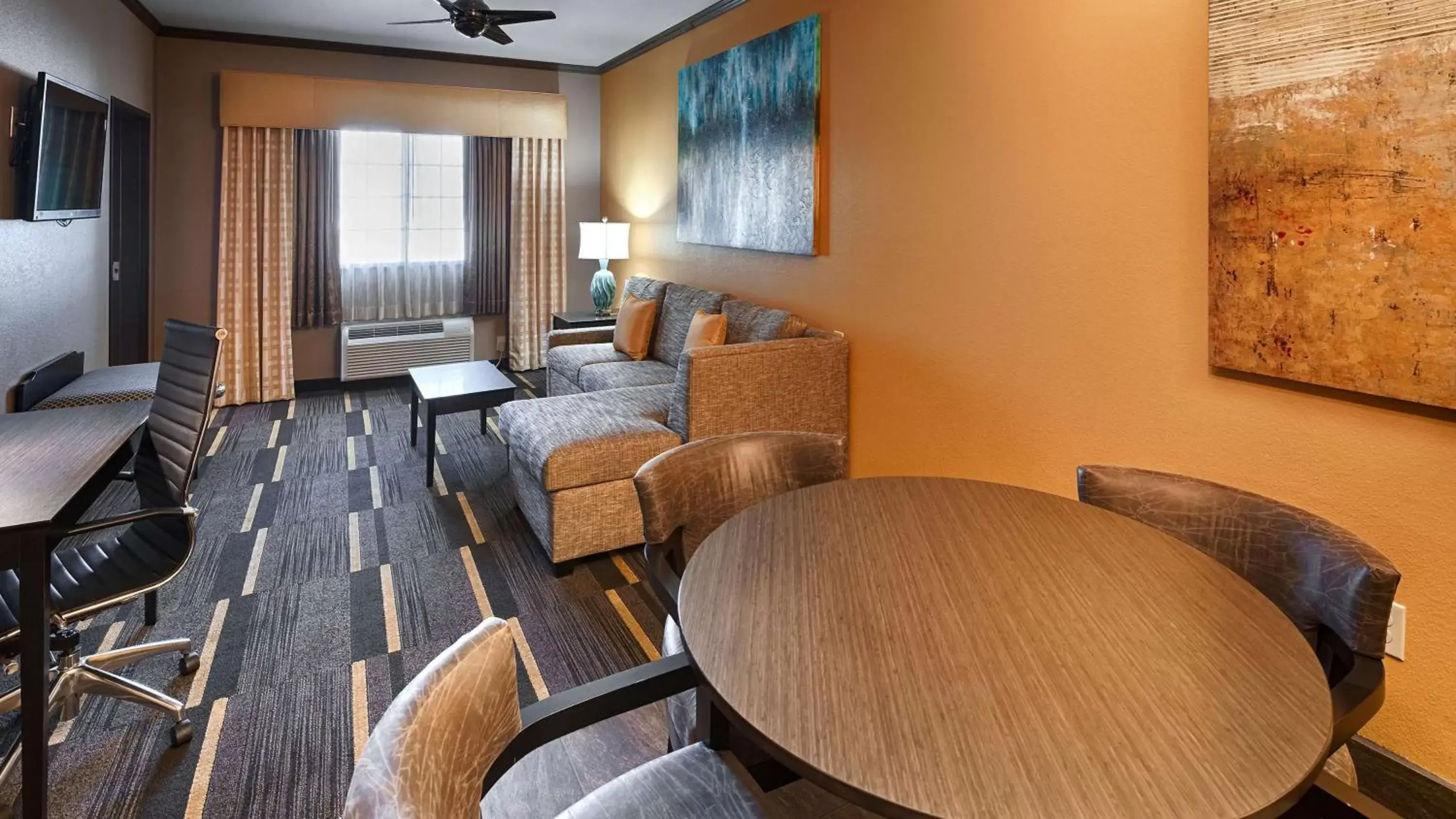 Photo of the whole room, Seating Area in Best Western Plus Emerald Inn & Suites