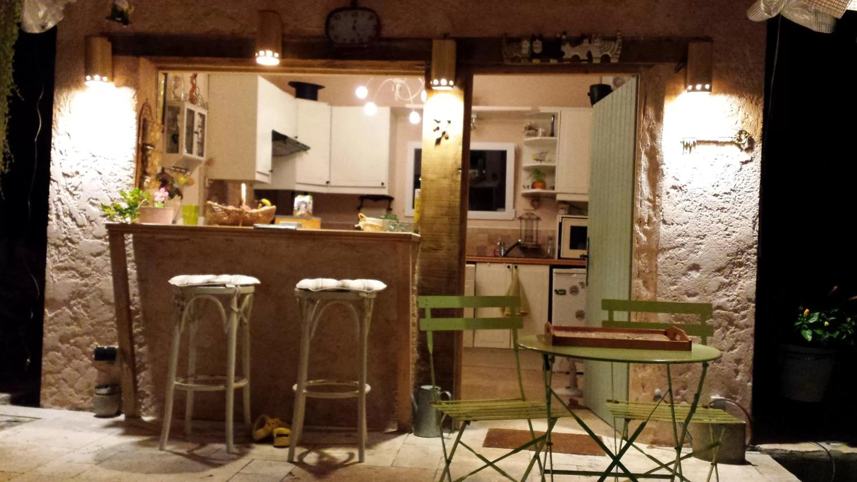Communal kitchen in Le Jardin des Selves