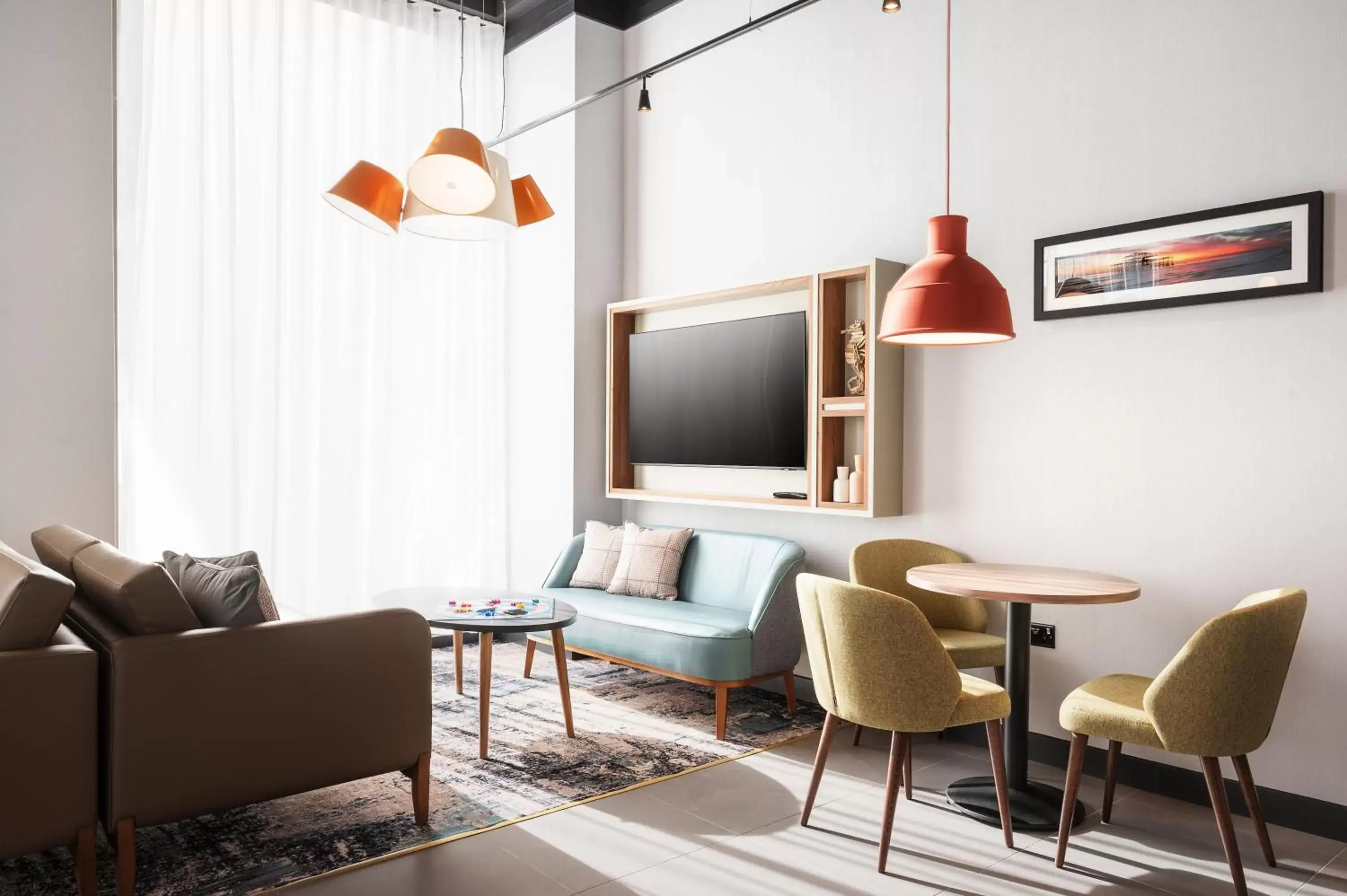 Dining area, TV/Entertainment Center in Staybridge Suites Brighton, an IHG Hotel