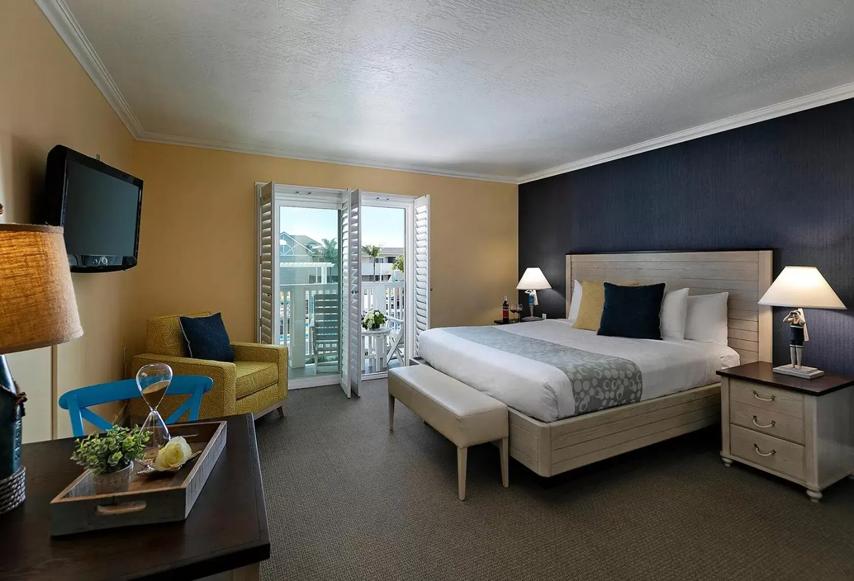 TV and multimedia, Bed in Pismo Lighthouse Suites TV and multimedia, Bed in Pismo Lighthouse Suites