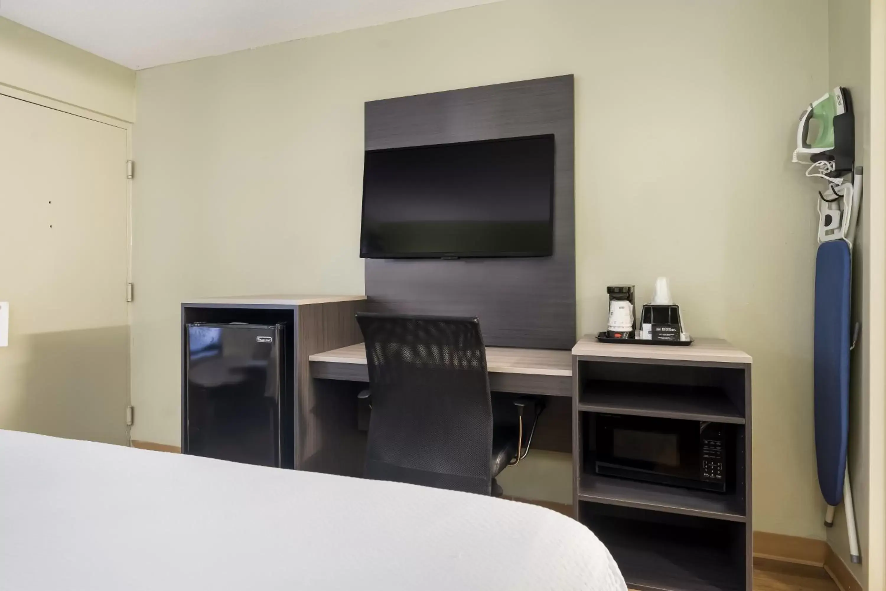 Bed, TV/Entertainment Center in SureStay Hotel by Best Western Columbus Downtown