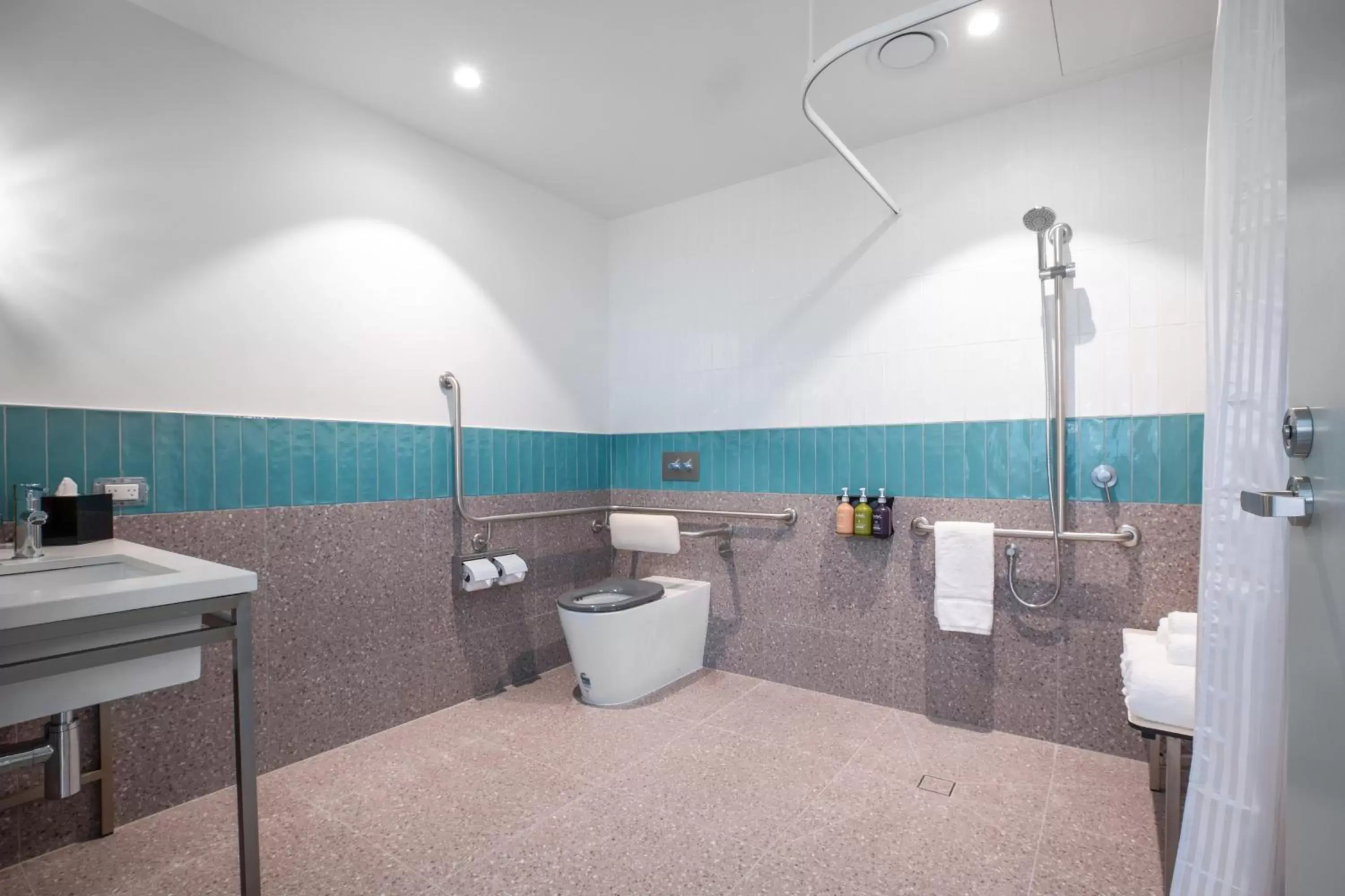 Photo of the whole room, Bathroom in Holiday Inn & Suites Geelong, an IHG Hotel