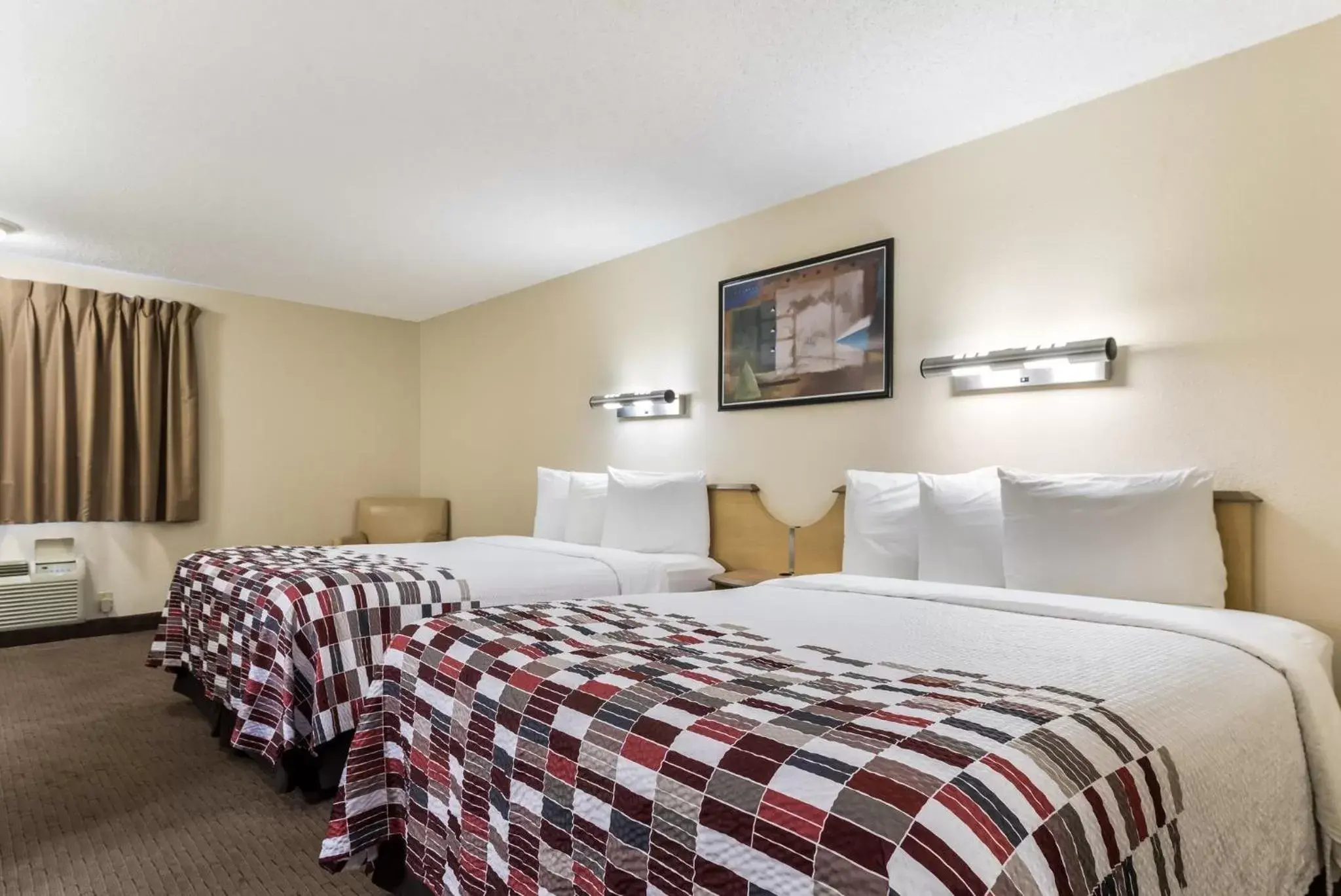 Photo of the whole room, Bed in Red Roof Inn Cleveland Airport - Middleburg Heights