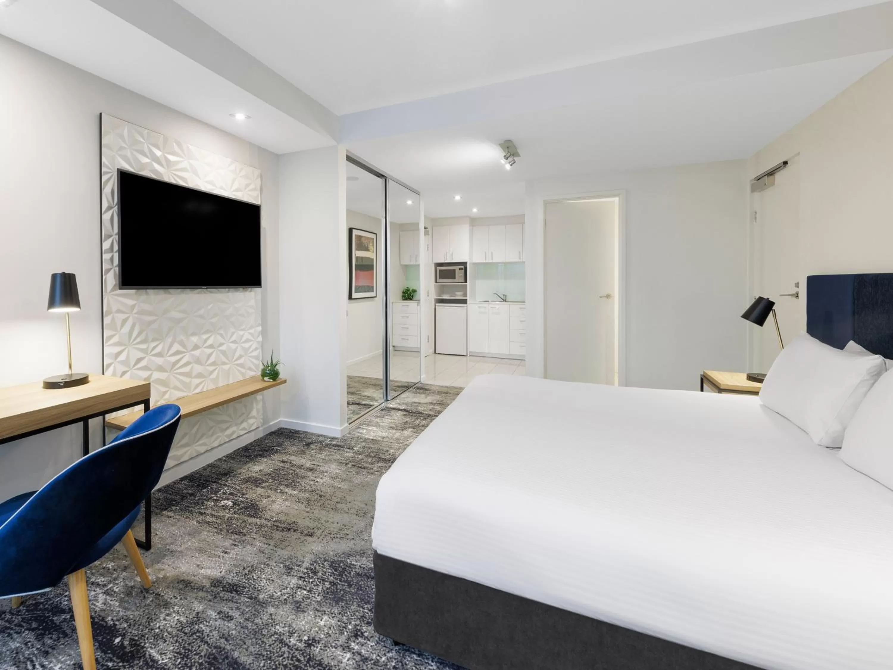 Kitchen or kitchenette, Bed in Brady Apartment Hotel Flinders Street