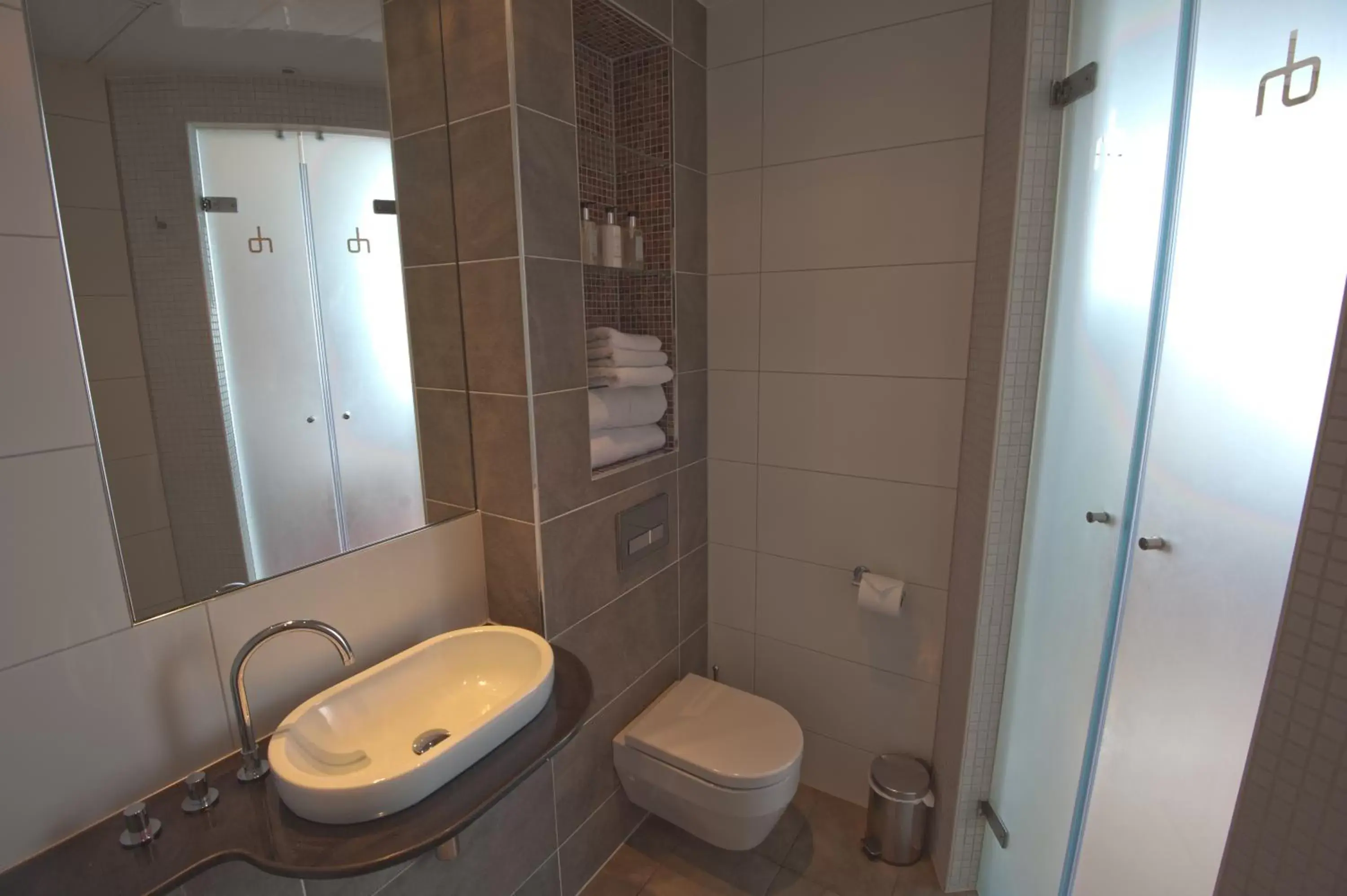 Toilet, Bathroom in Drakes Hotel