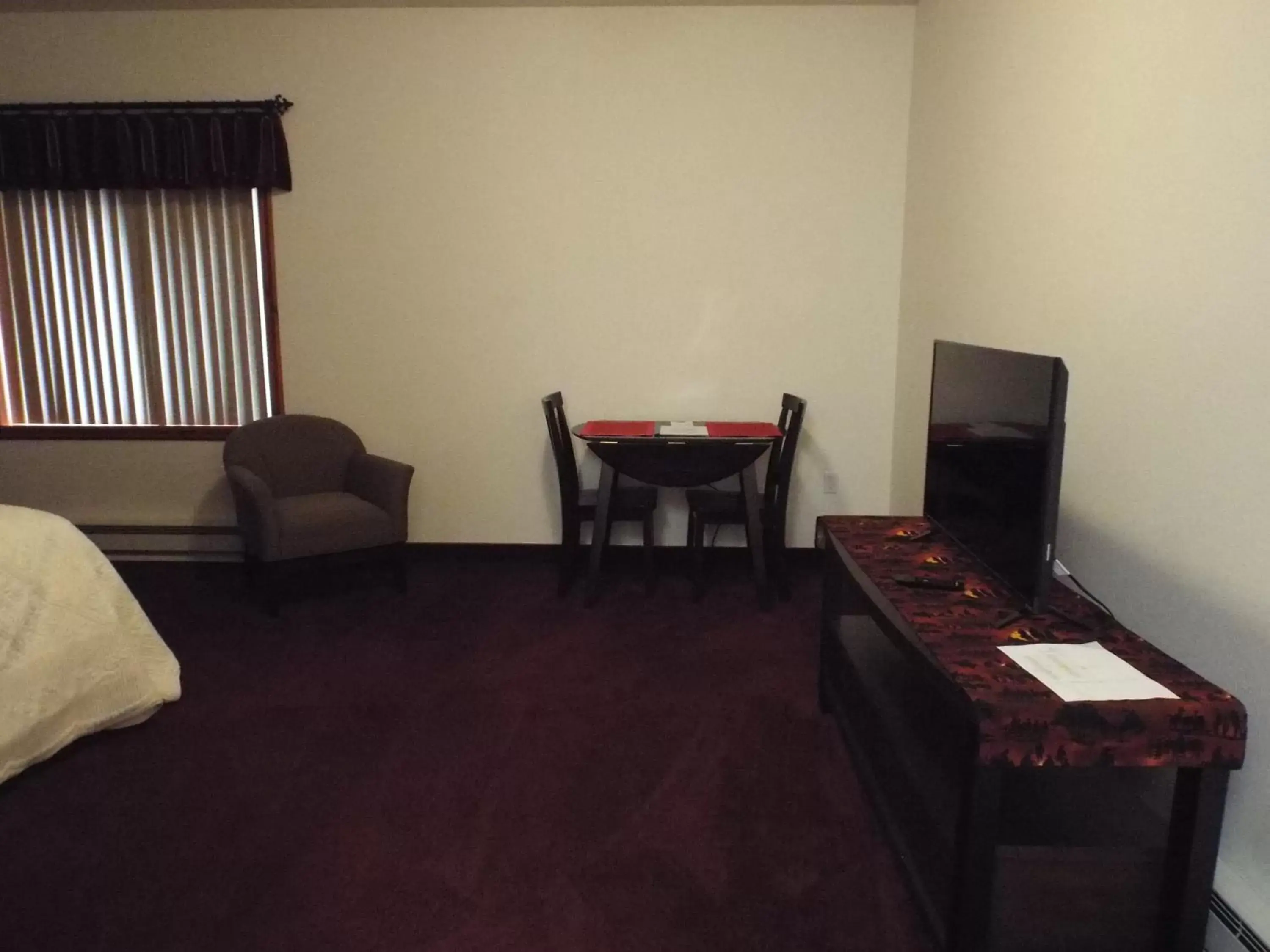 Bedroom, TV/Entertainment Center in Greenwood Village Inn & Suites