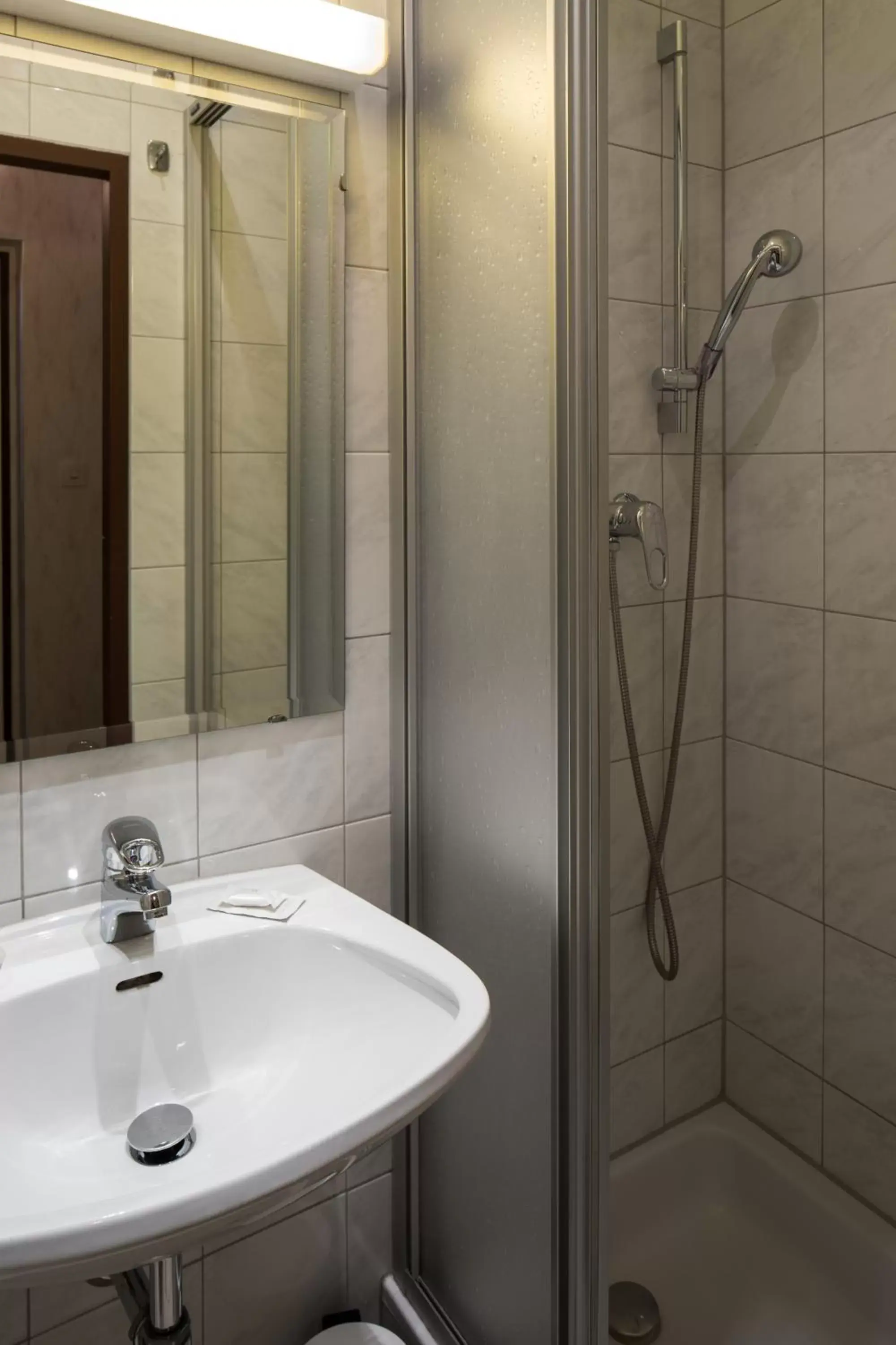 Shower, Bathroom in Hotel Admiral