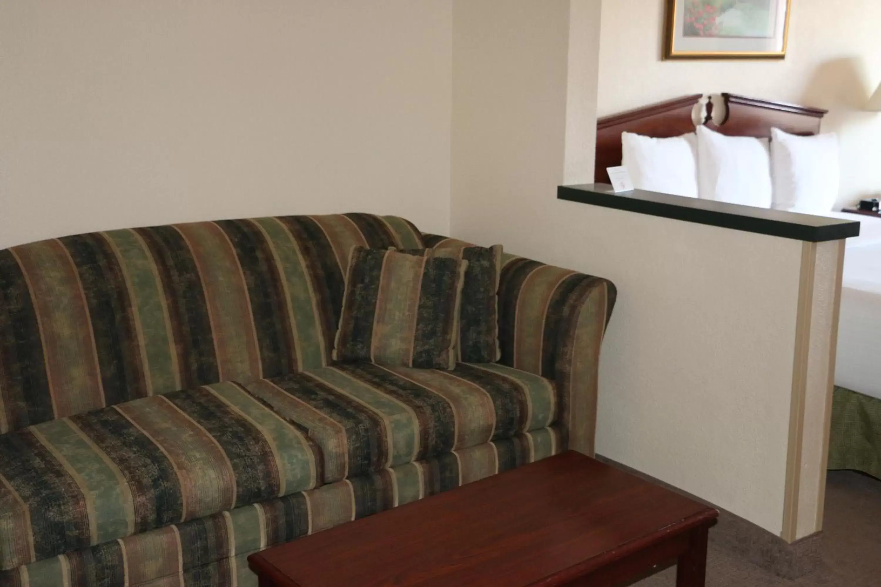 Living room, Seating Area in GuestHouse Inn & Suites Kelso/Longview