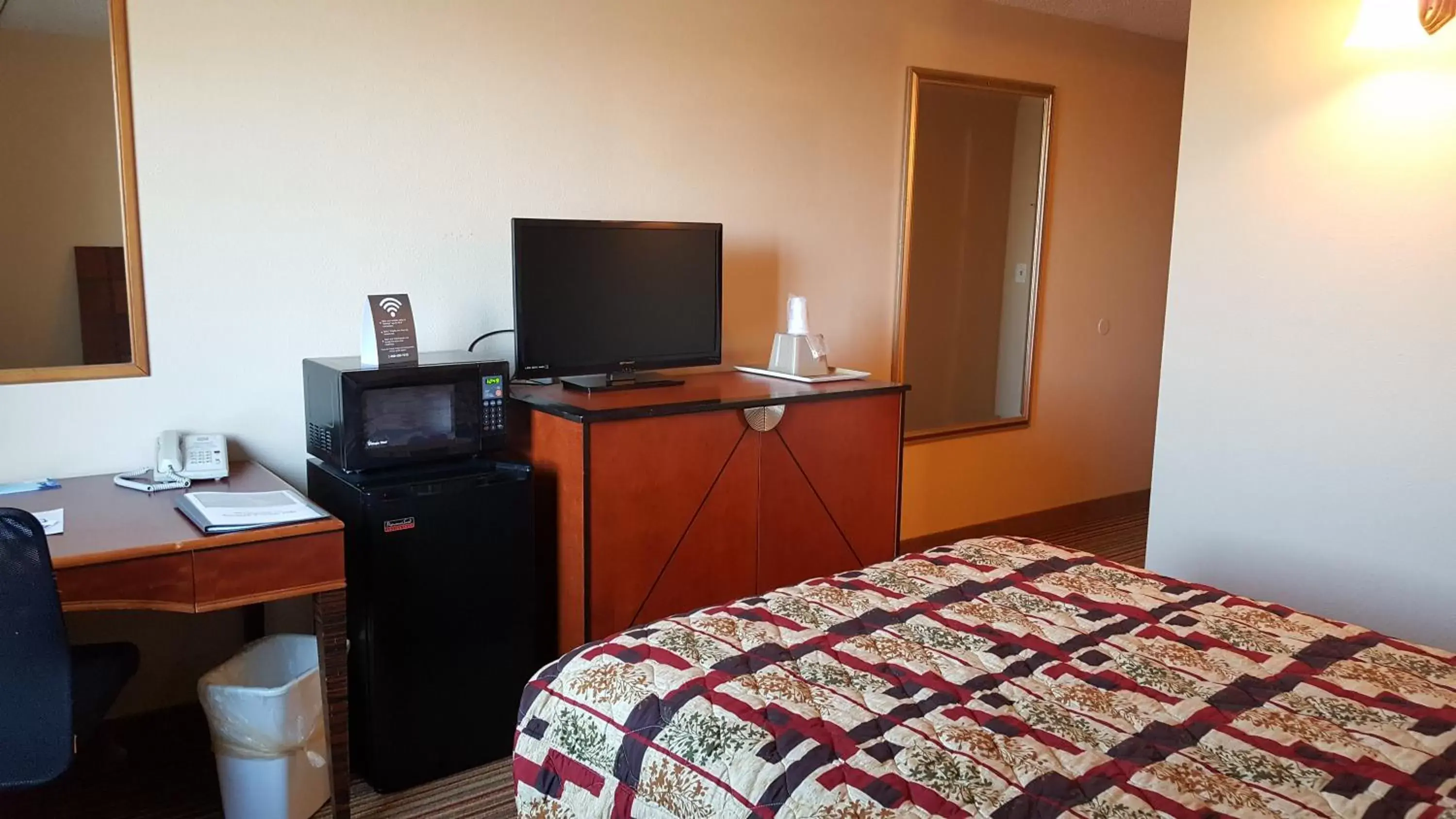 Bedroom, TV/Entertainment Center in Knights Inn and Suites - Grand Forks