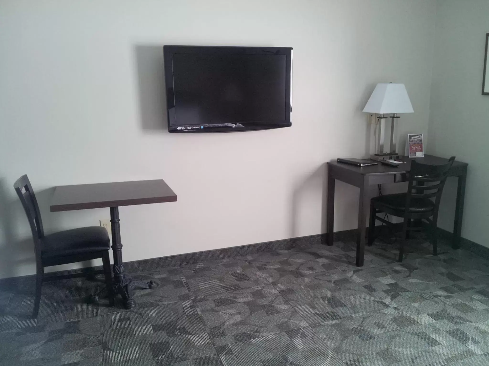 TV and multimedia, TV/Entertainment Center in Midland Inn & Suites