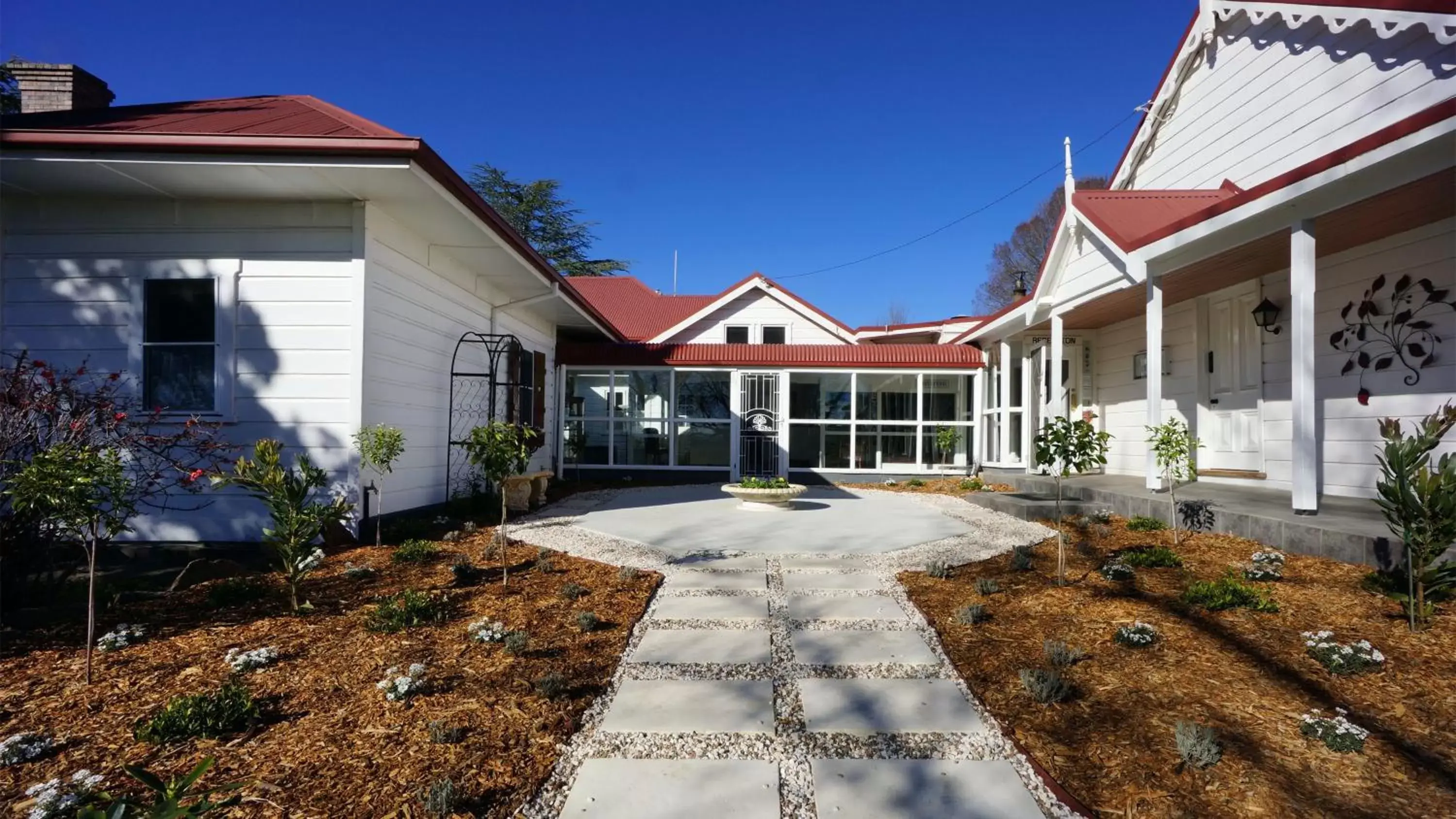 Facade/entrance, Property Building in Moore Park Inn