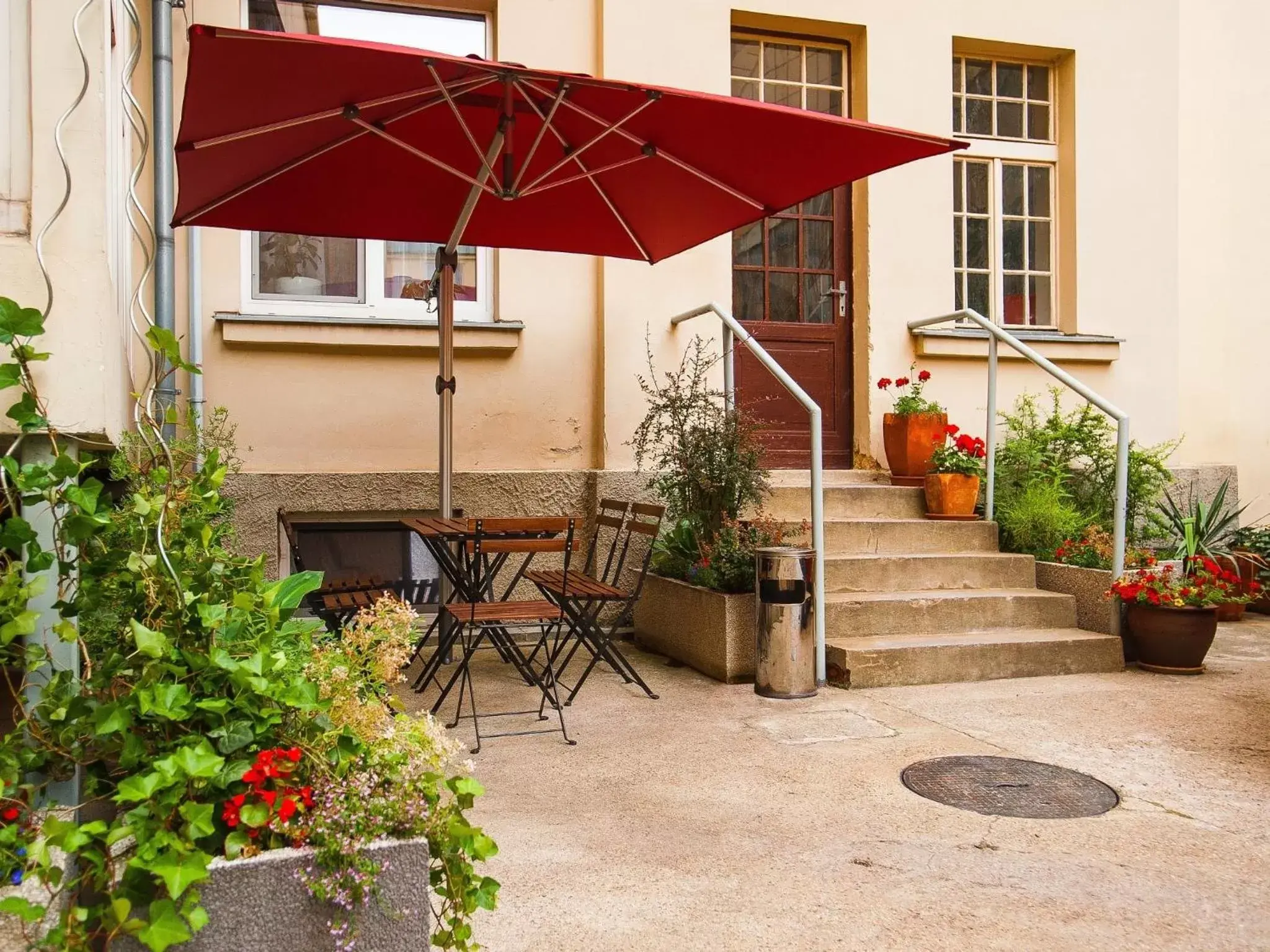 Facade/entrance in Cloister Inn Hotel