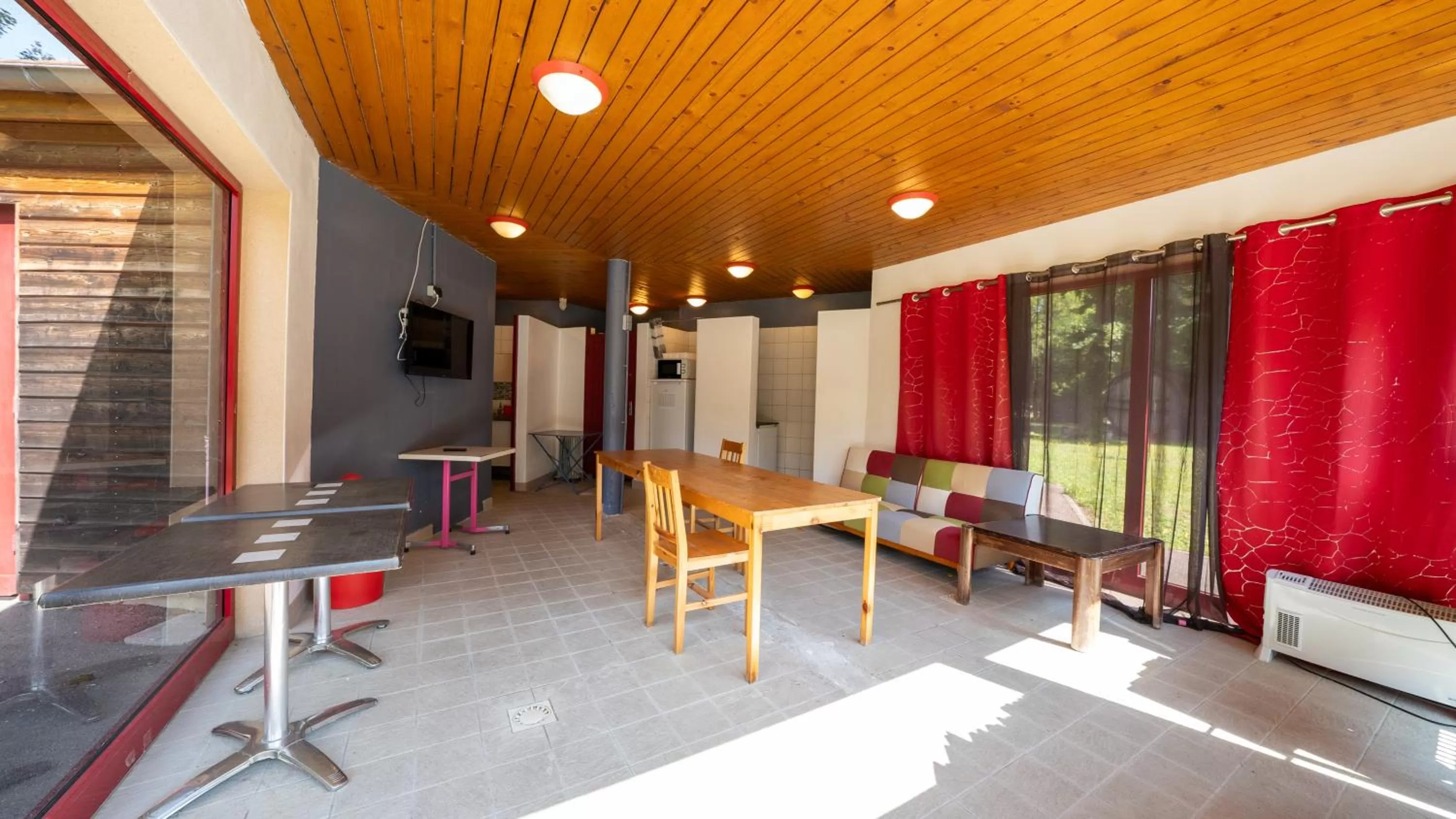 Communal lounge/ TV room in Le Village de la Champagne - Slowmoov