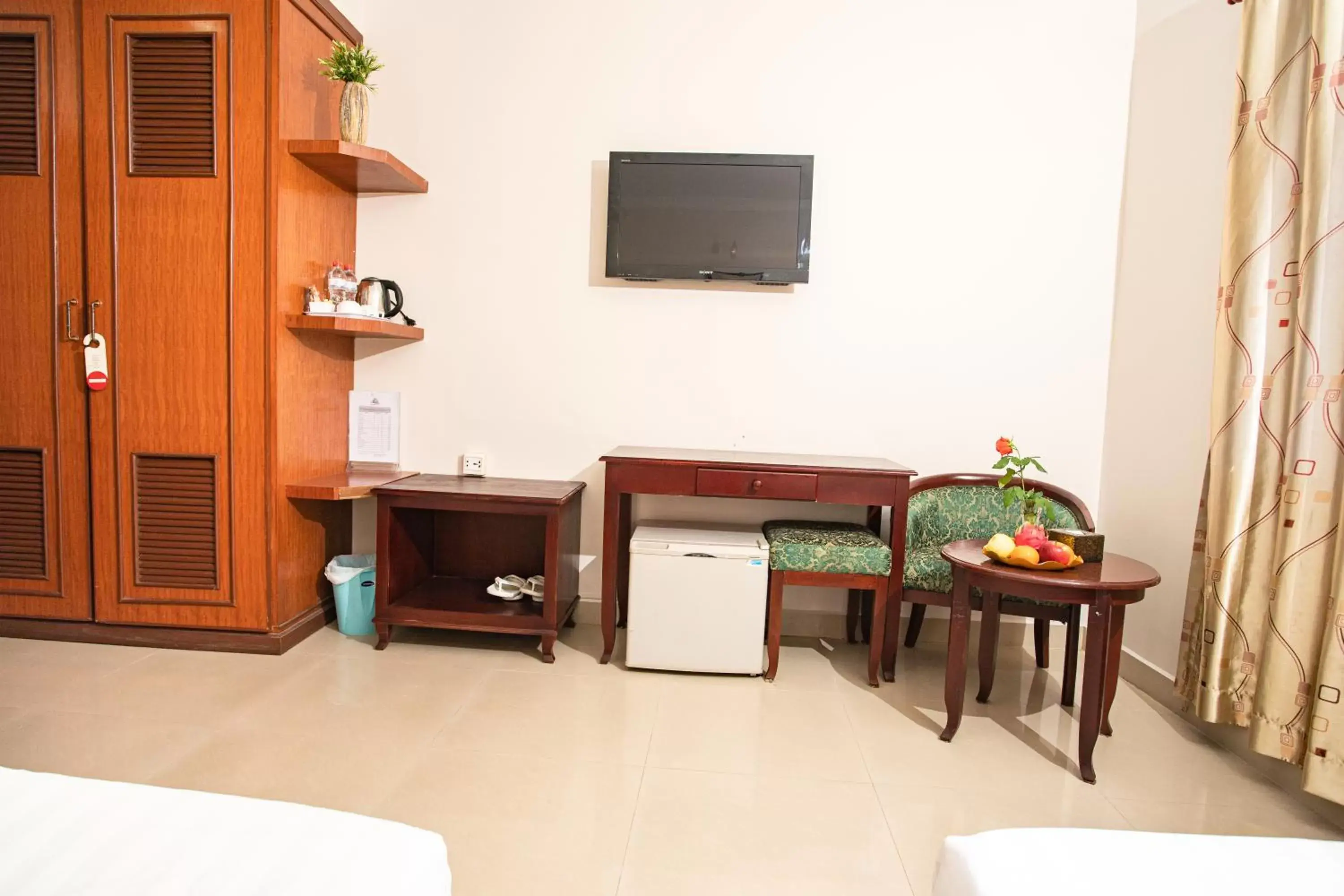 TV and multimedia, TV/Entertainment Center in Silver Mounts Hotel