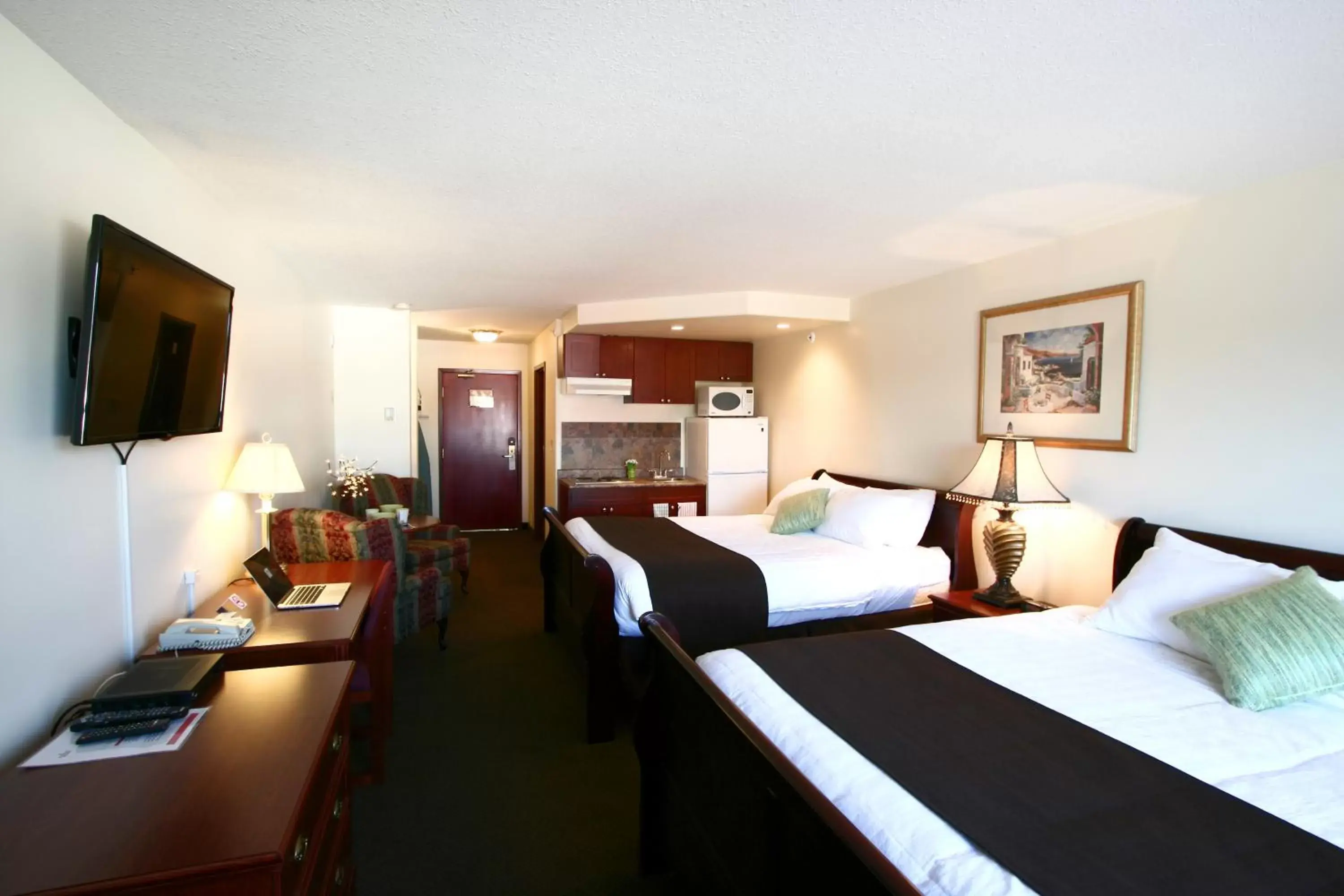 Photo of the whole room, Bed in Foxwood Inn & Suites Drayton Valley