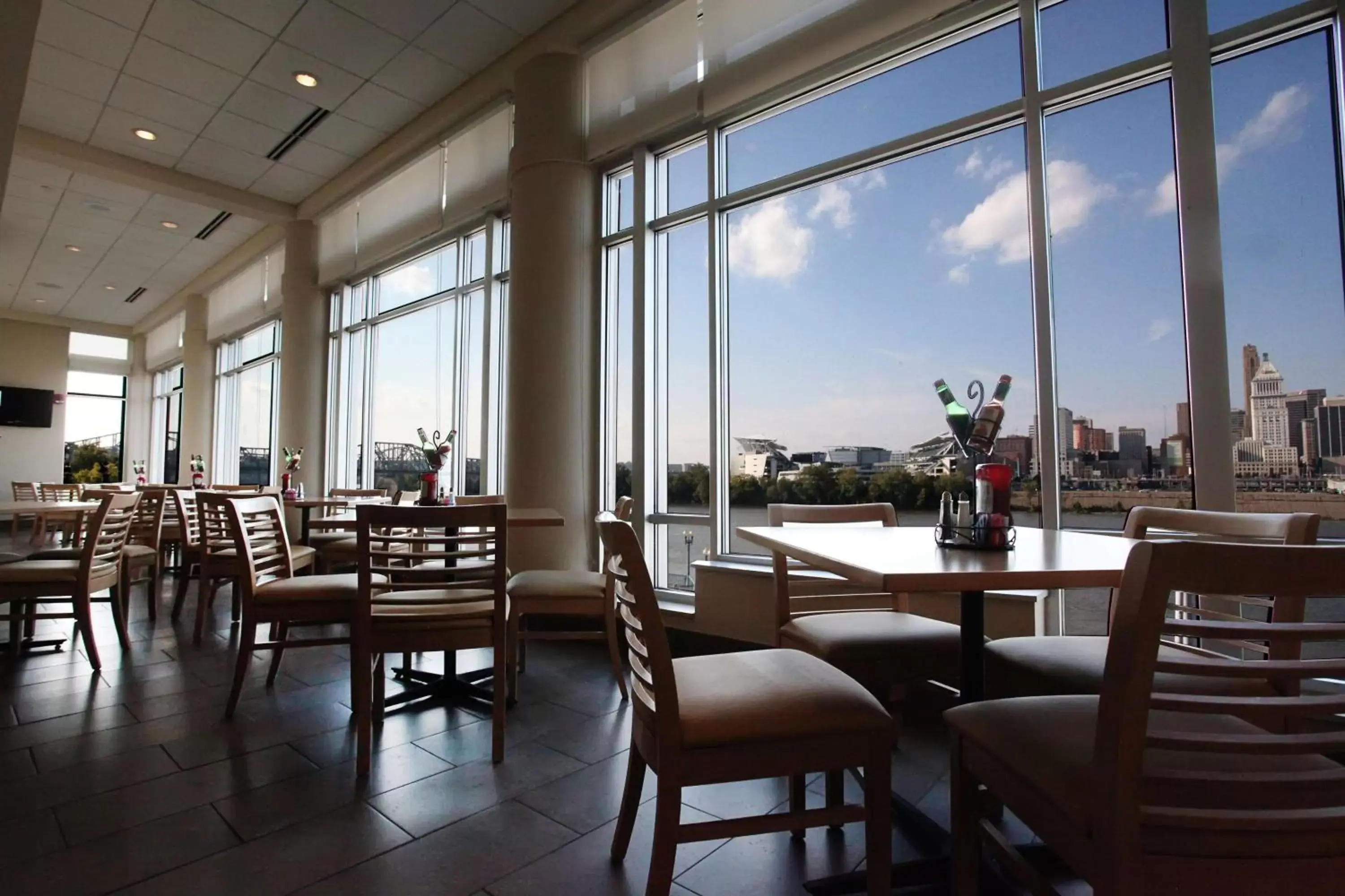 Dining area, Restaurant/Places to Eat in Embassy Suites Cincinnati - RiverCenter