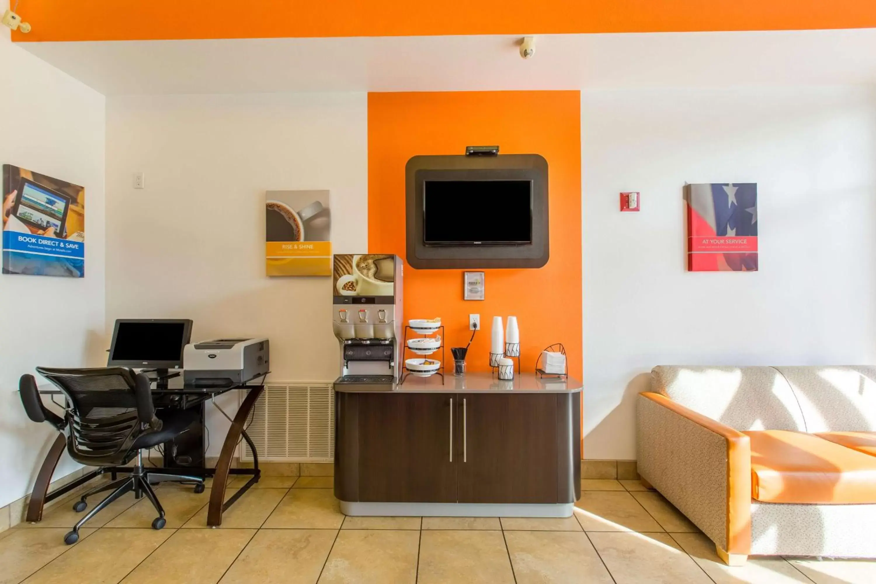 Restaurant/places to eat, TV/Entertainment Center in Motel 6-Baraboo, WI - Lake Delton