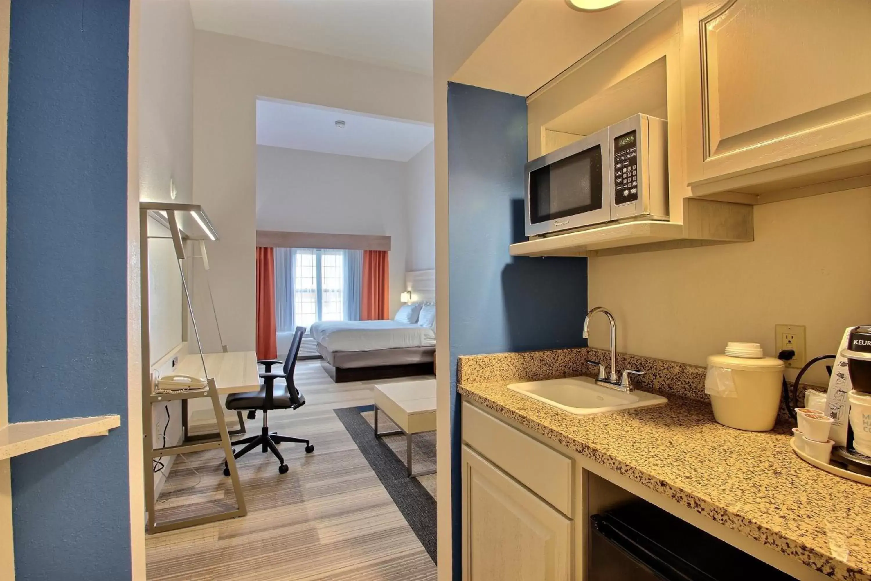 Photo of the whole room, Kitchen/Kitchenette in Holiday Inn Express Hotel & Suites Milwaukee Airport, an IHG Hotel