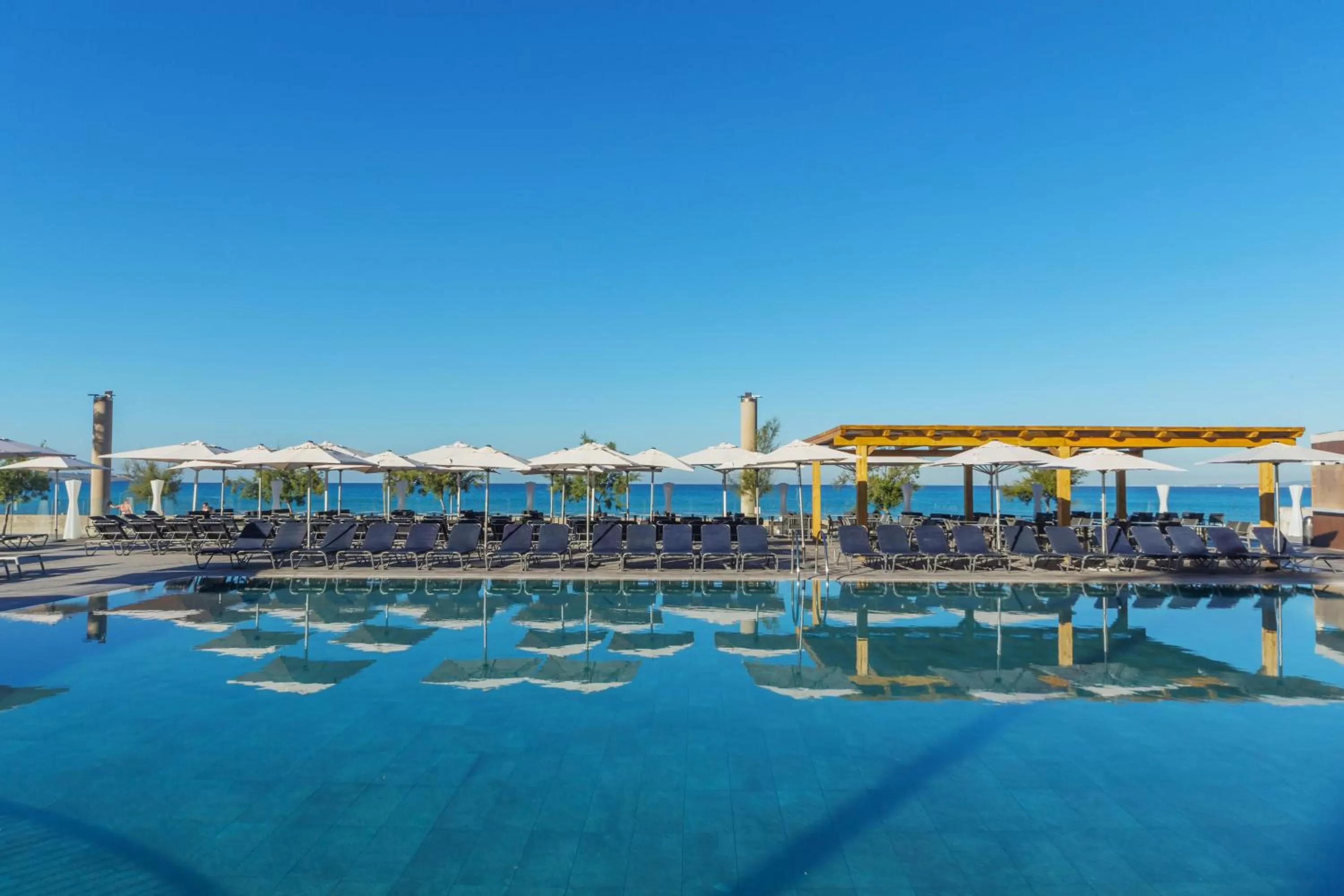 Pool view in Aparthotel Fontanellas Playa