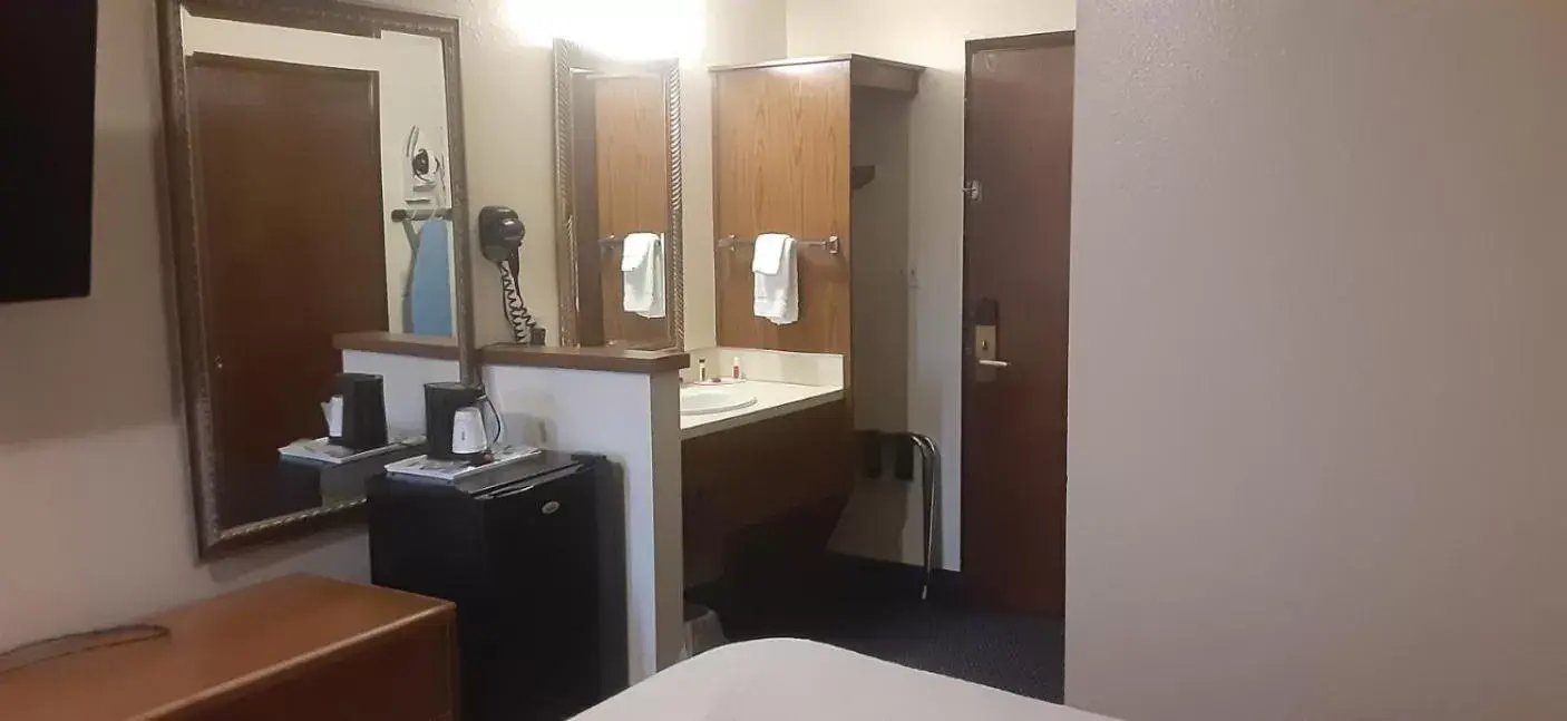 TV and multimedia, Bathroom in Days Inn by Wyndham Pocatello University Area