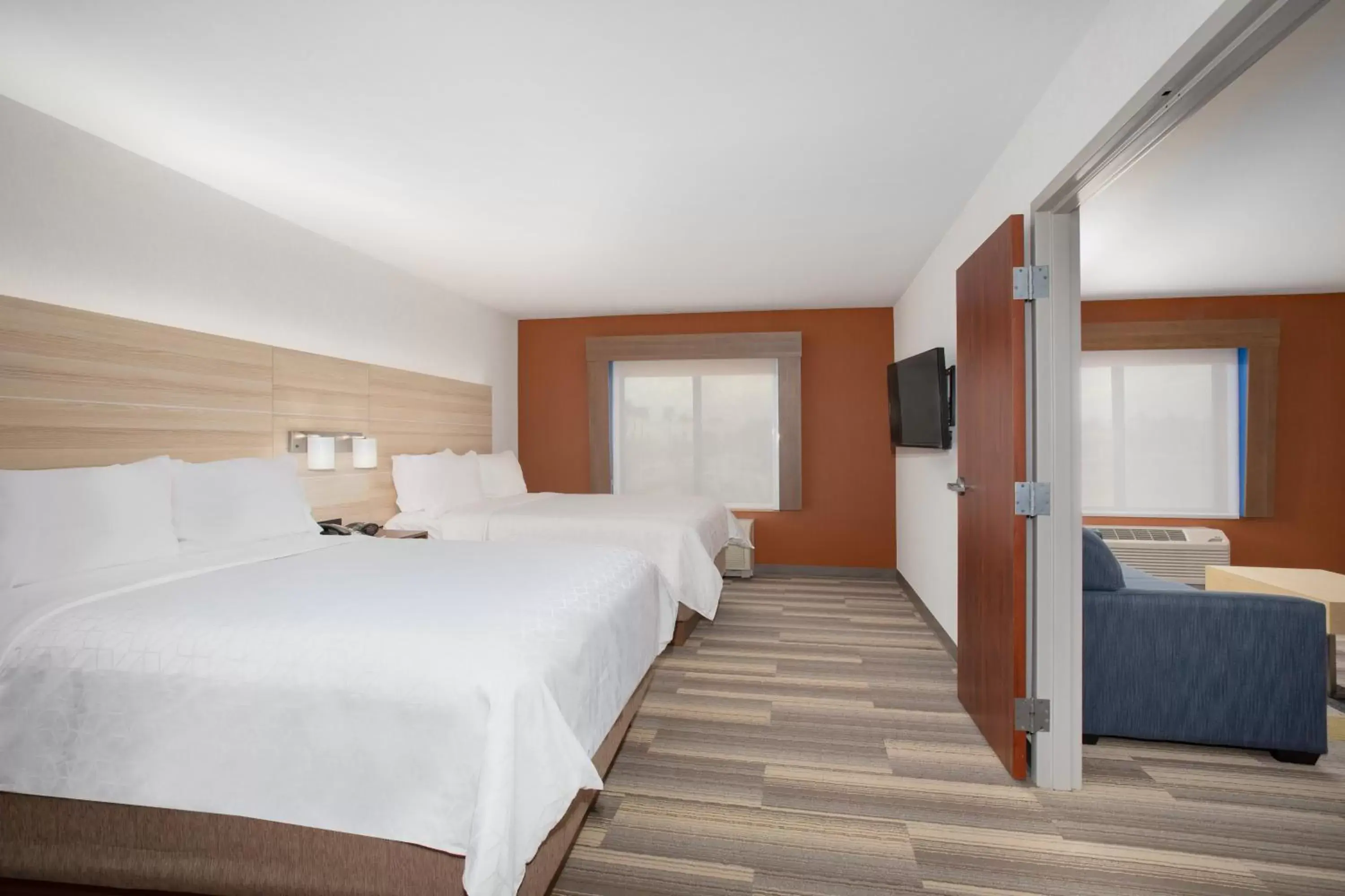 Photo of the whole room, Bed in Holiday Inn Express Ontario, an IHG Hotel