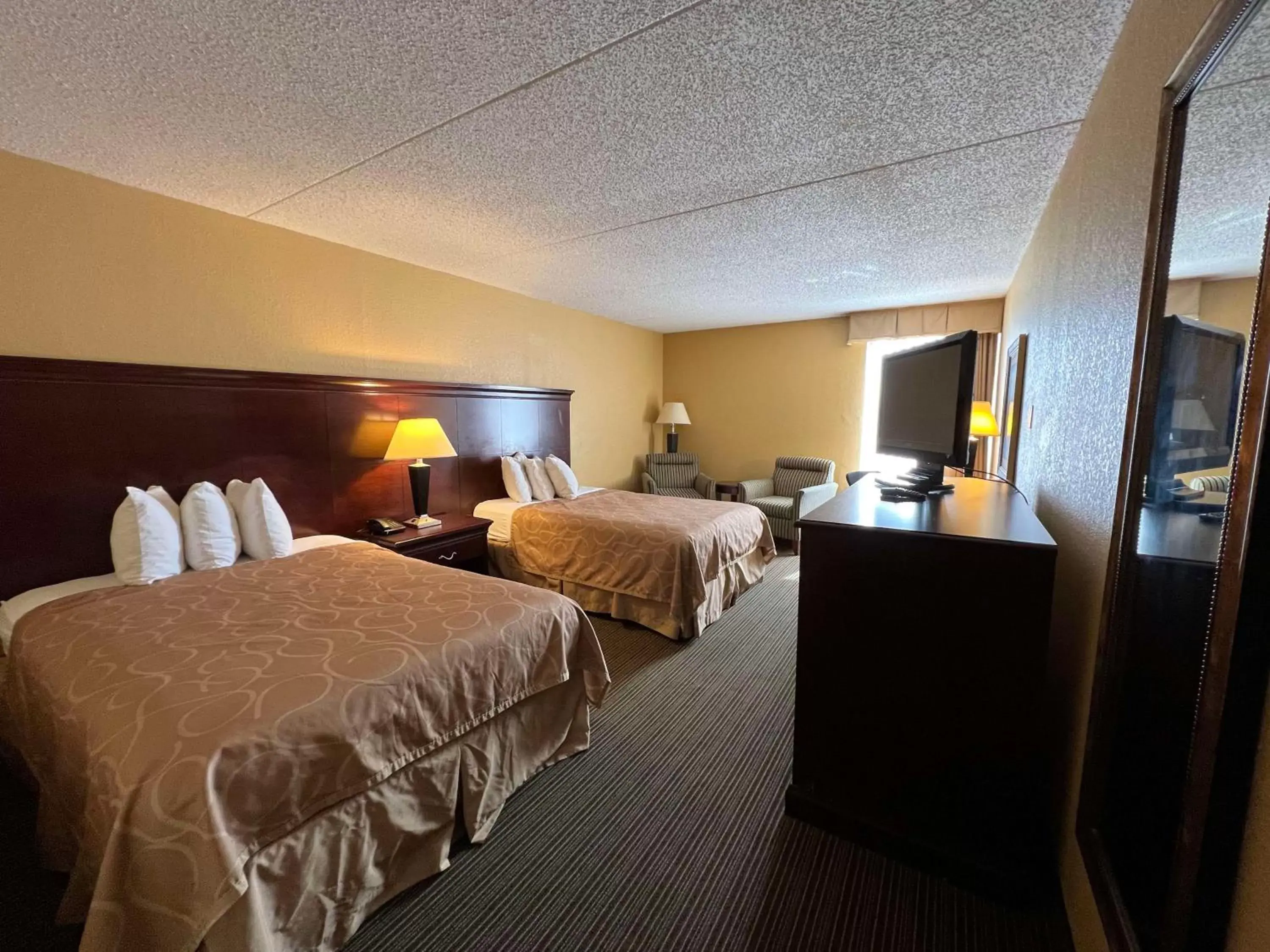 Bedroom, Bed in SureStay Plus Hotel by Best Western Hopkinsville