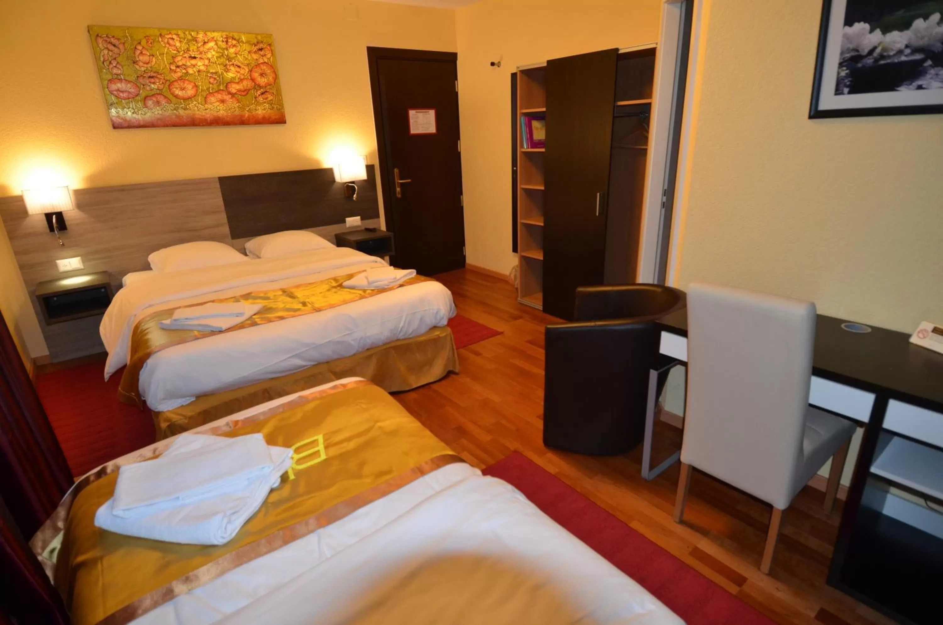 Photo of the whole room, Bed in Beausite