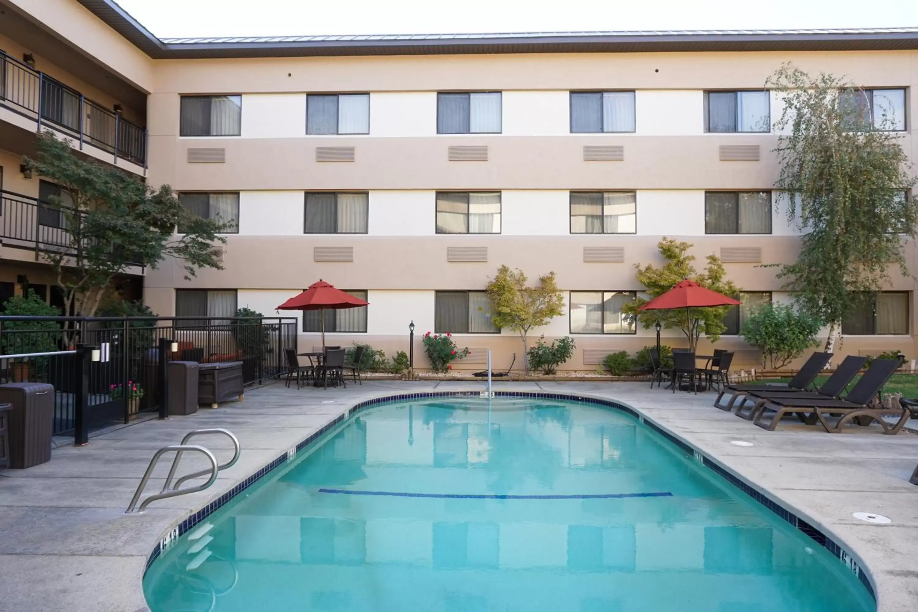 , Swimming Pool in Oxford Suites Redding