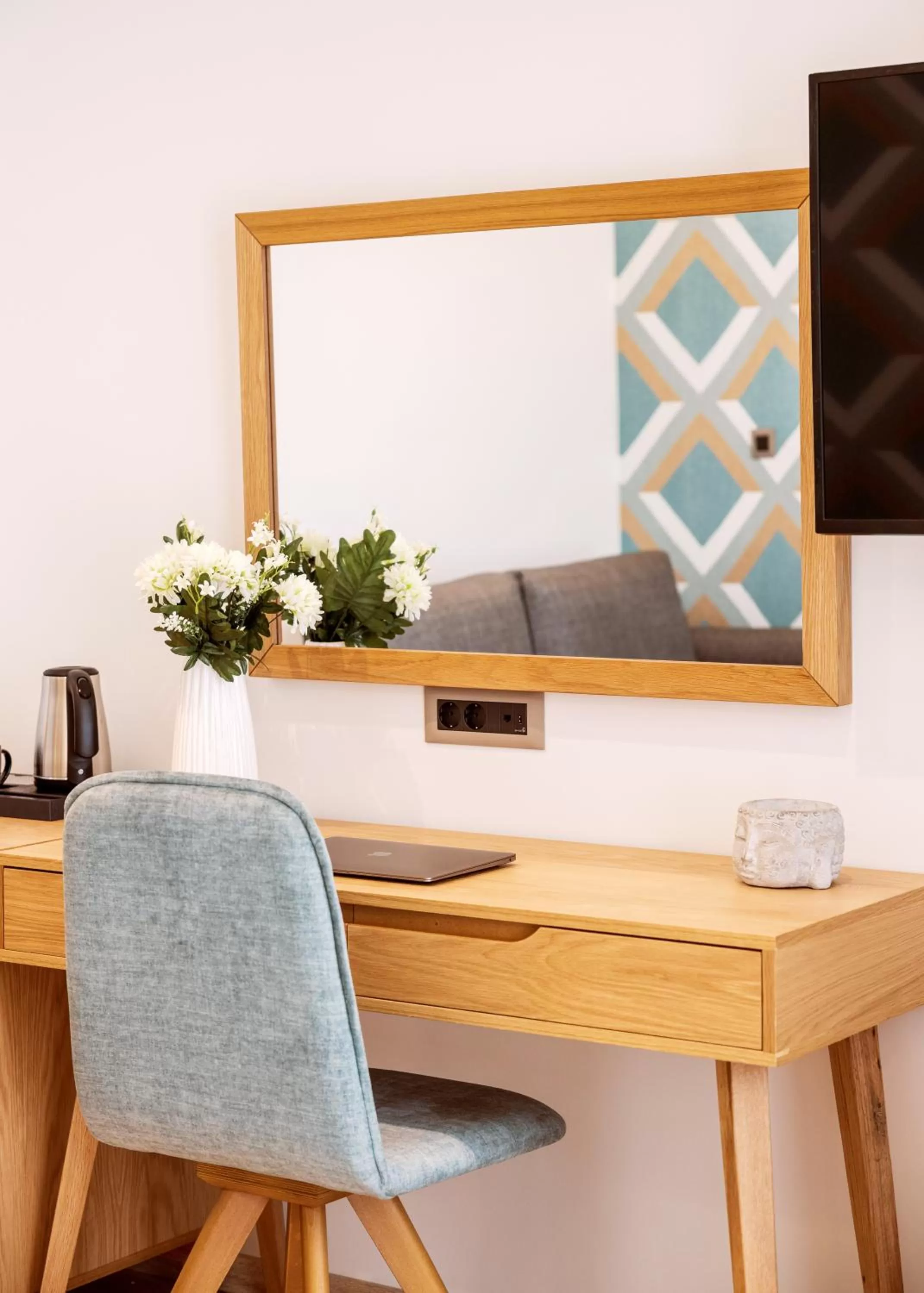 TV and multimedia in DAYS City Suites Athens