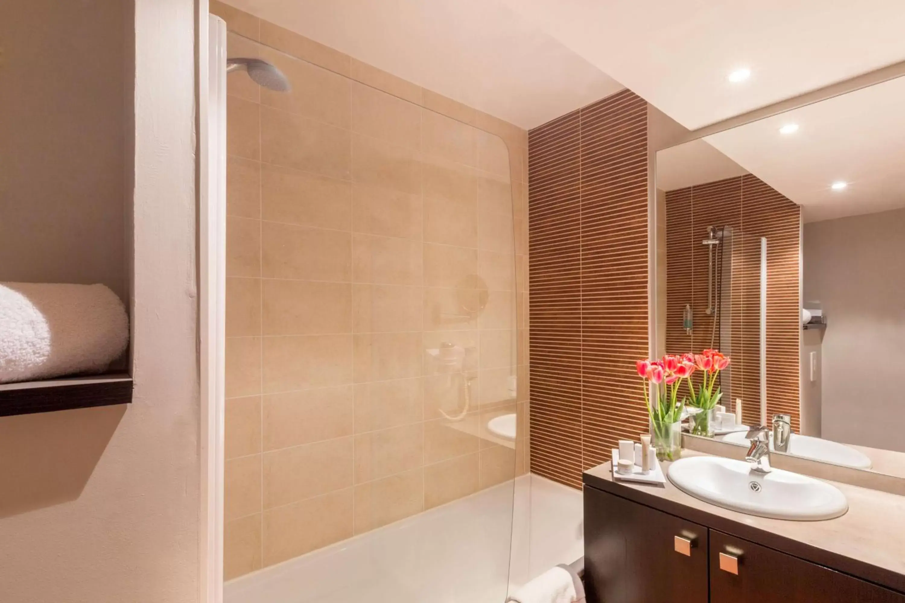 Photo of the whole room, Bathroom in Best Western Park Hotel Geneve-Thoiry