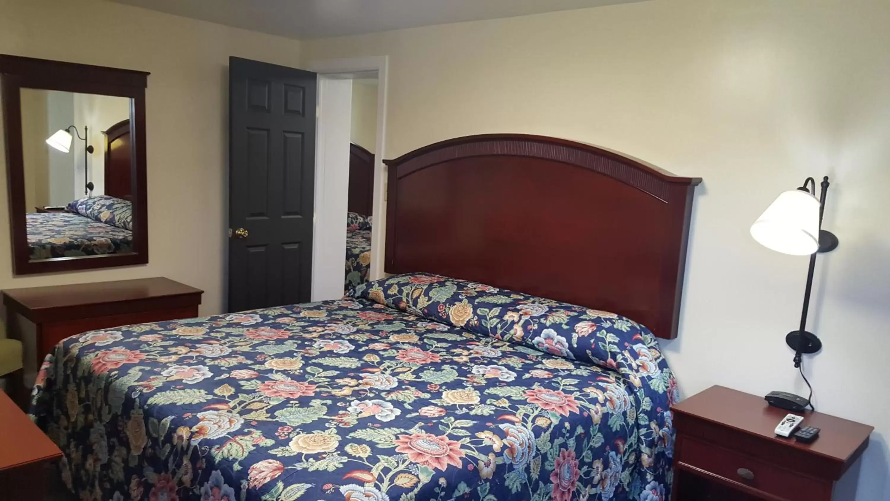 Bedroom, Bed in Pleasant Hill Motel