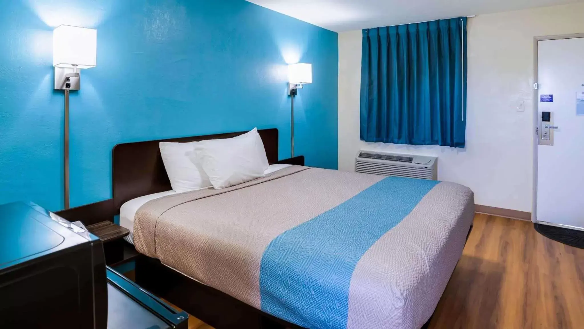 Bedroom, Bed in Motel 6-Odessa, TX - 2nd Street