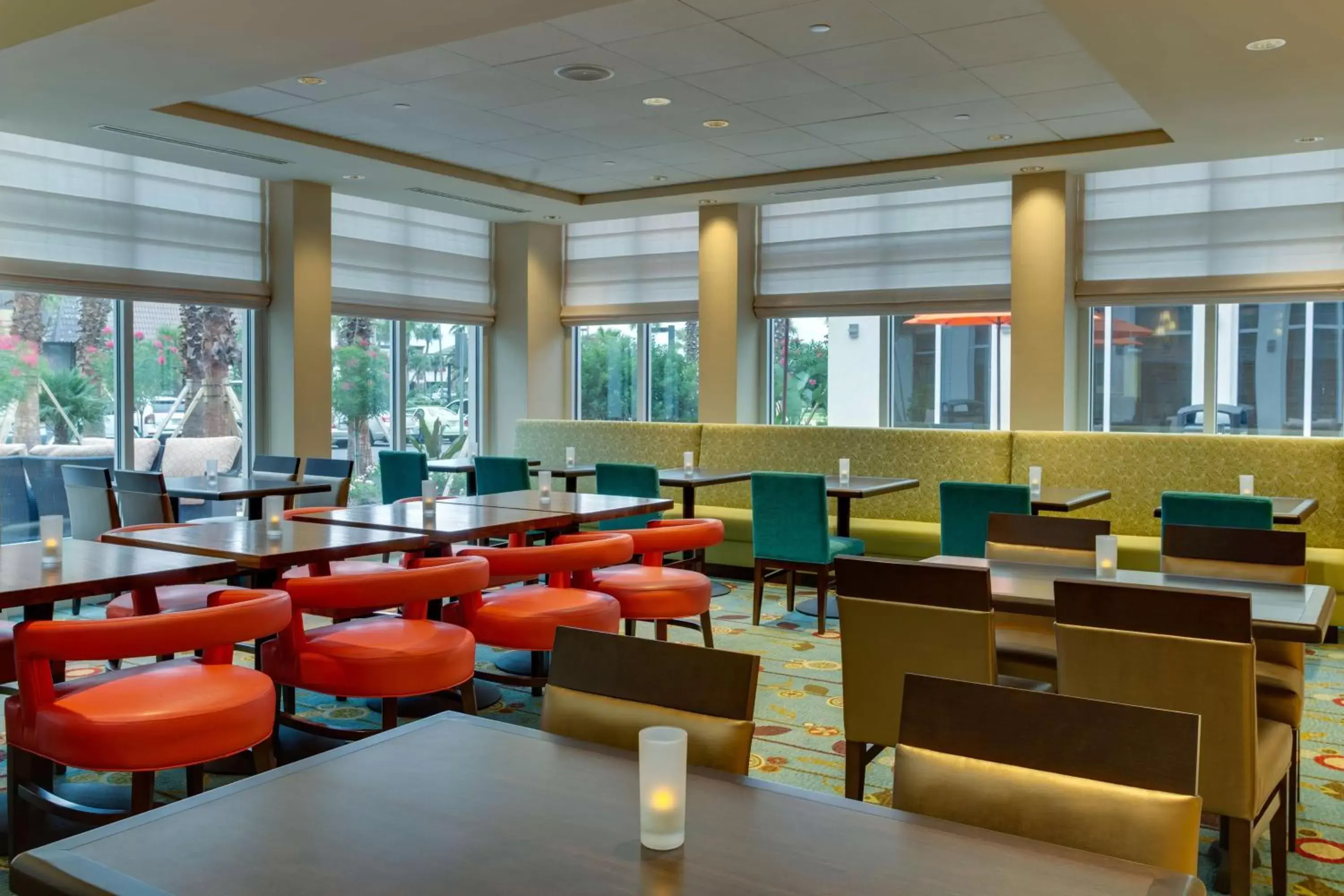 Restaurant/places to eat, Lounge/Bar in Hilton Garden Inn Daytona Beach Oceanfront