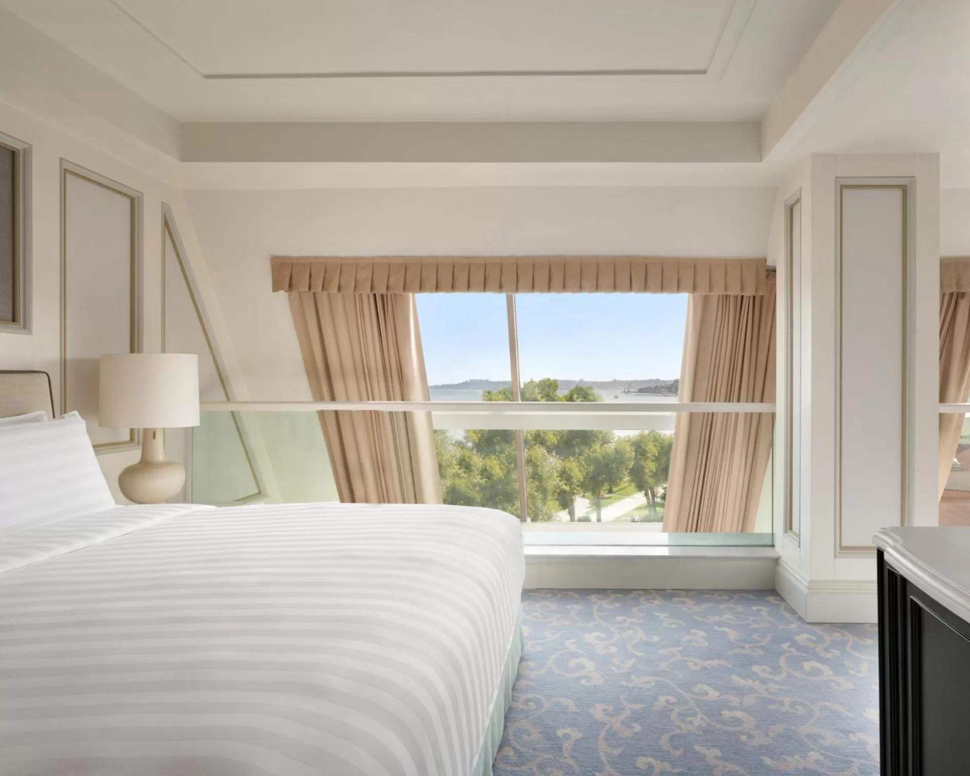 Bed in Shangri-La Bosphorus, Istanbul