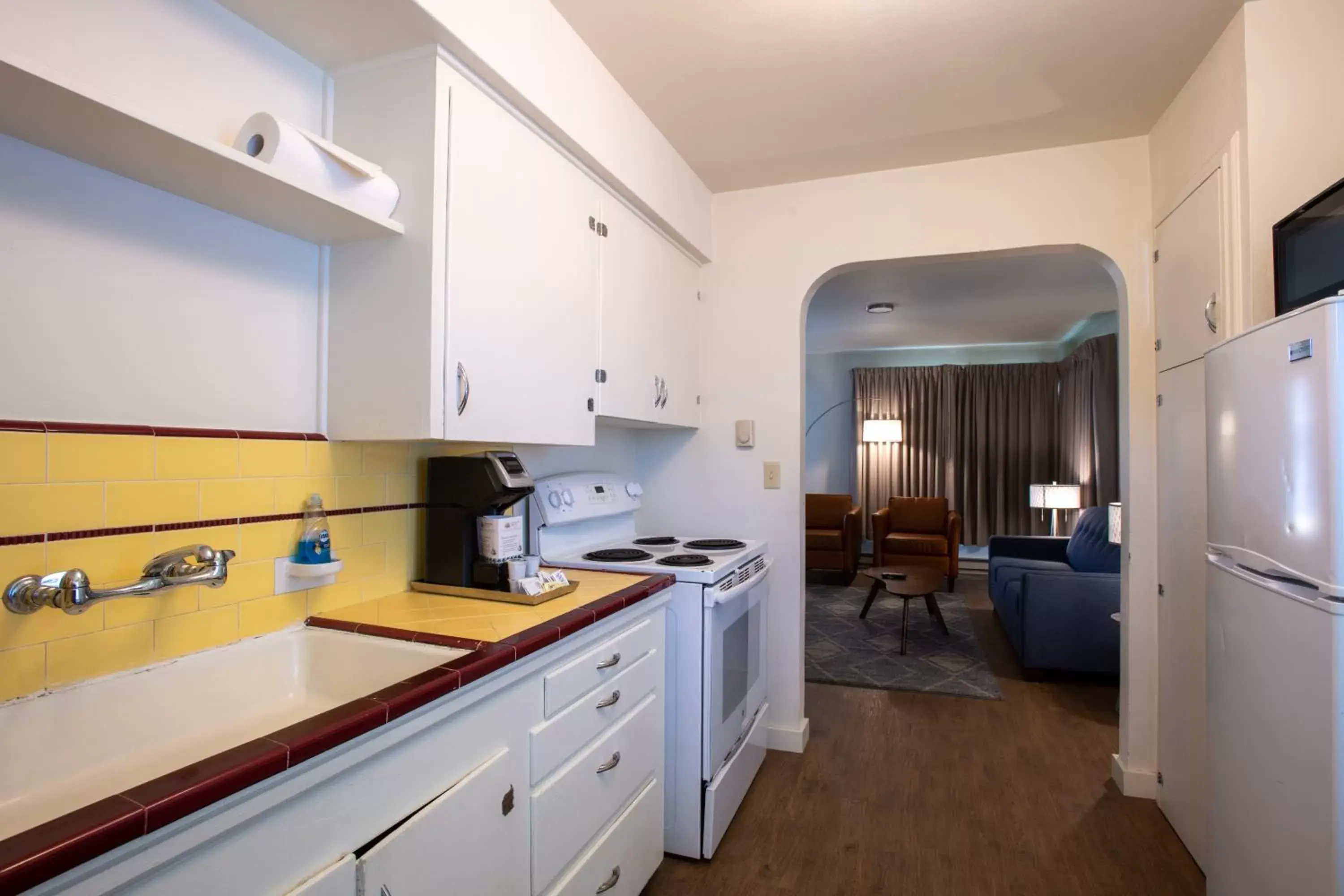 Coffee/tea facilities, Kitchen/Kitchenette in Ocean Front Motel