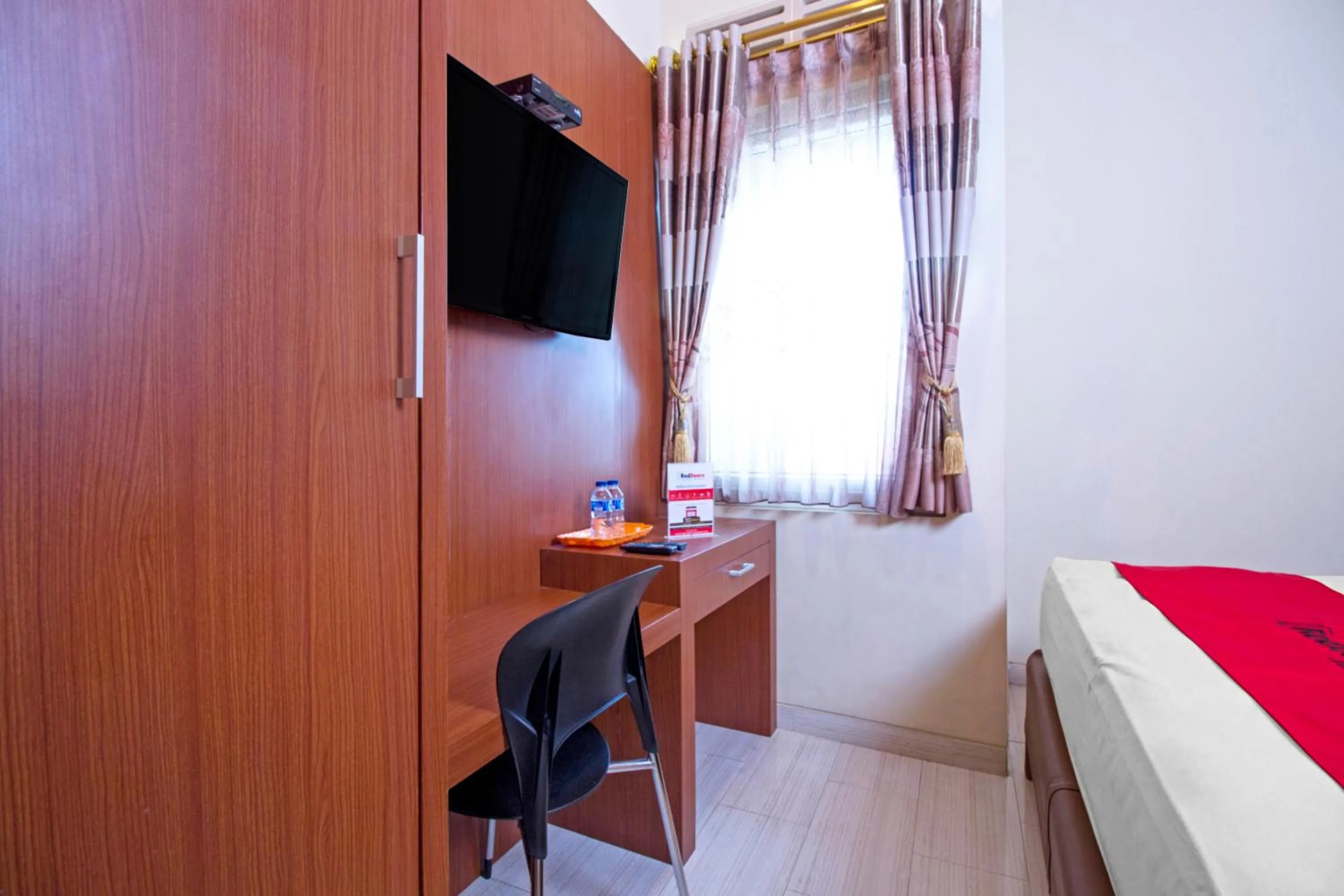 Bedroom, Bed in RedDoorz near Trans Studio Mall 2