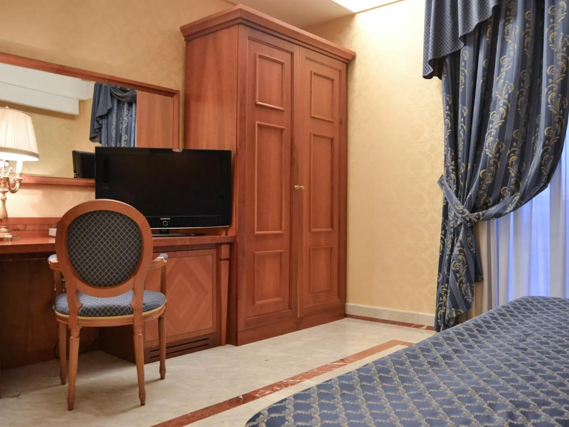 Bedroom, TV/Entertainment Center in Hotel Giulia Ocean Club